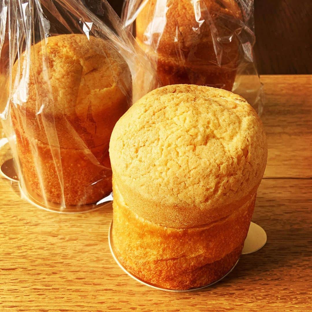 志摩有子さんのインスタグラム写真 - (志摩有子Instagram)「金沢から届いたニオールのパンの中に，これなんだろうと取り出したら、何とこれがクリームパン。小さなドーム型を割るとなかにはカスタードクリームと甘酸っぱいラズベリーが。この組み合わせが最高すぎる。こんなリッチでオシャレなクリームパンは初めて！  #クリームパン #カスタードクリーム  #おやつタイム @nior__」4月9日 15時51分 - ariko418
