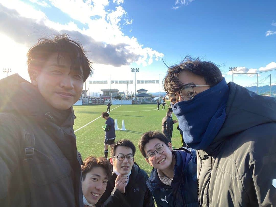 山﨑誠のインスタグラム：「22年🍁☃️ 12月は開幕前から高校サッカー取材で各校にも伺いました。 お世話になったネットワーク局の皆さん、、、 もっと写真撮れば良かった😂」