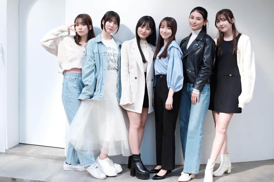 ８２１（ハニー）のインスタグラム：「♫本日の公開収録イベントありがとうございました！  新生活についてのお話など楽しかったですね。  来月もよろしくお願い致します、イベント終わりに久々にみんなでTikTok撮りました！  #821sweethome #radio #standfm #すいはに #event #groupshot」