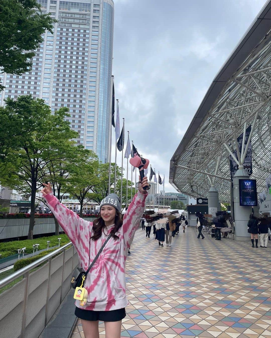 渡邊菜々さんのインスタグラム写真 - (渡邊菜々Instagram)「🖤💗  東京ドーム1日目👸🎀  ほんっとに最高でした。 可愛すぎてかっこよすぎて、、🫣  もうね言葉が出らん🤣笑笑  とりあえず拝めて幸せでした。 はぁたまらんね〜  最後の写真は外国の方と洋服(LISAパーカー)が一緒で写真撮りましょうって声掛けて下さって一緒に撮った写真📸 面白かった🤣🤣笑  次の大阪も楽しみ🫢  #TOKYODOME #blackpink_bornpink  #blackpink #blackpinkinjapan  #blink #blackpinkinyourarea  #推し事#推し活#推ししか勝たん #渡邊の推し活」4月9日 16時17分 - watanana1225