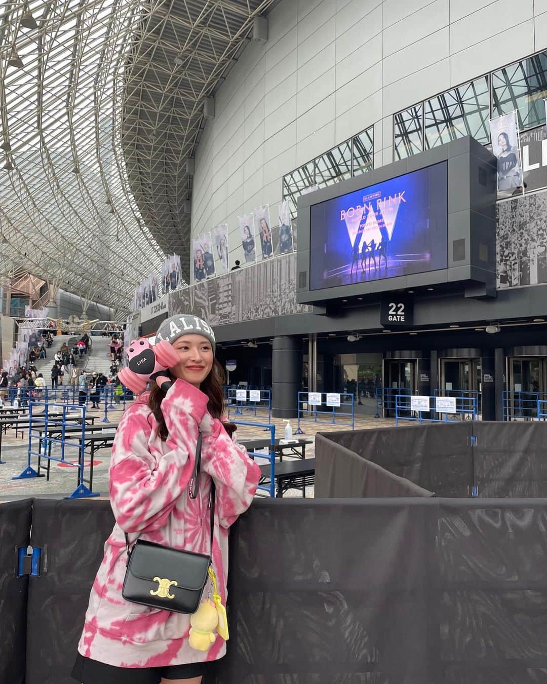 渡邊菜々さんのインスタグラム写真 - (渡邊菜々Instagram)「🖤💗  東京ドーム1日目👸🎀  ほんっとに最高でした。 可愛すぎてかっこよすぎて、、🫣  もうね言葉が出らん🤣笑笑  とりあえず拝めて幸せでした。 はぁたまらんね〜  最後の写真は外国の方と洋服(LISAパーカー)が一緒で写真撮りましょうって声掛けて下さって一緒に撮った写真📸 面白かった🤣🤣笑  次の大阪も楽しみ🫢  #TOKYODOME #blackpink_bornpink  #blackpink #blackpinkinjapan  #blink #blackpinkinyourarea  #推し事#推し活#推ししか勝たん #渡邊の推し活」4月9日 16時17分 - watanana1225