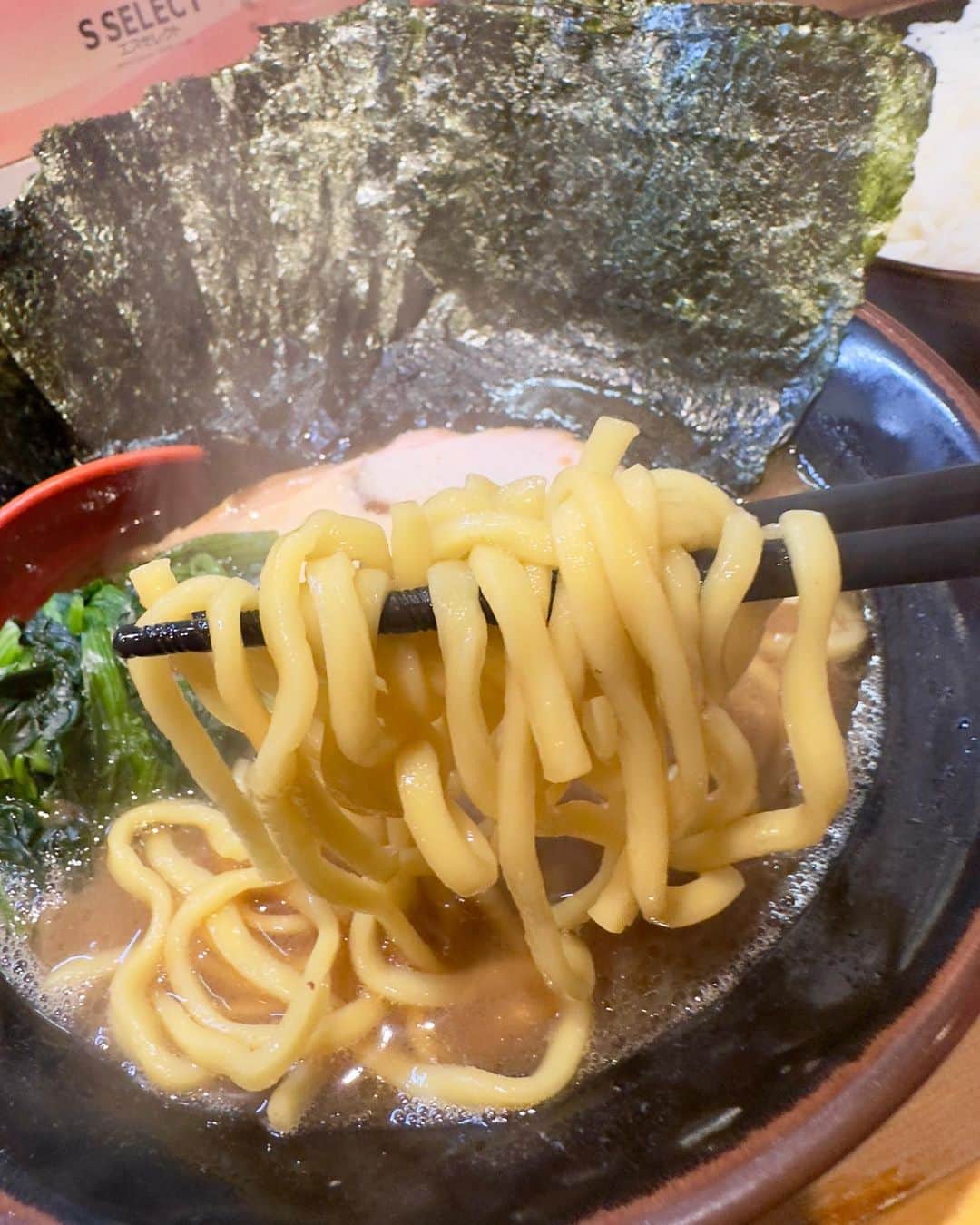 のインスタグラム：「池袋西口で終日列を作る「皇綱家(きずなや)」。 輝道家直系の人気家系ラーメン。 麺が王道家の自家製麺を使っている、ハイブリッド家系ラーメンだ。  醤油強めだけど、豚骨の旨み/とろみもしっかり効いている。 卓上には無限にんにく。  並ぶけど回転が早い。 池袋でオススメのラーメン屋だ。  #皇綱家  #輝道家  #家系ラーメン #行列 #ラーメン #らーめん #麺スタグラム  #東京グルメ #池袋グルメ  #池袋ラーメン #youtube  #わっきーtv」