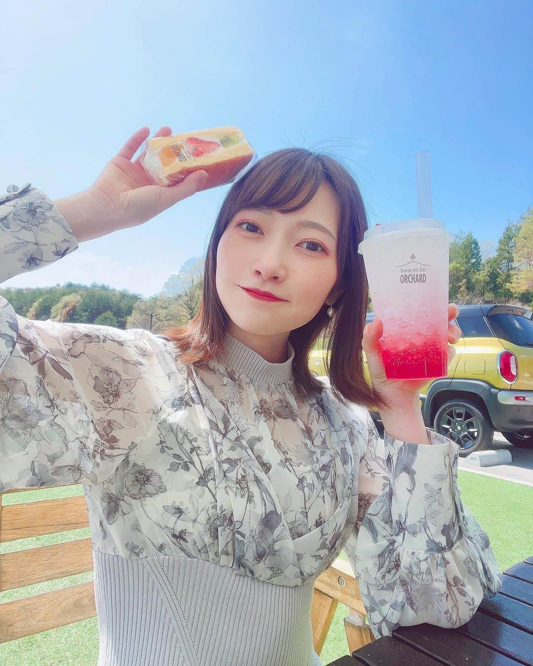 末井櫻子のインスタグラム：「🥝🍊🍓 ． ． いいお天気すぎた☀︎ ． ． 今日はダニエルの7才のお誕生日だったから家族でお出掛けした🚘 ． ． ． #空の駅オーチャード  #八天堂」