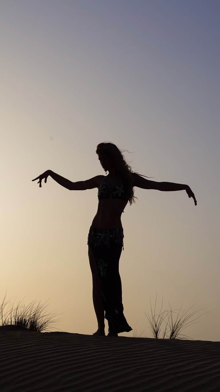 エイミー・ウィラートンのインスタグラム：「This #Easter .. Resurrect Yourself 🥚🌹 🏜️  . . . . .  #uae #dubai #desert #adventure #letsdothis #treehugger #hippyindubai #hippy #awake #awakenyoursoul #dance #goddess #divinefeminine #spirituality #fullmoon #dance #easter #ressurection #resurrectionsunday #desertdance #power #christconsciousness #feminism #magnetism #feminine #embodiment #embodimentpractice #rebirth」