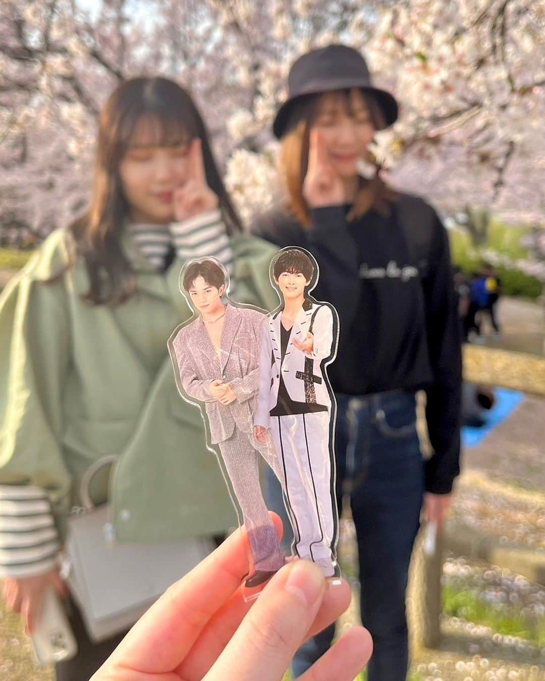 田中みかんさんのインスタグラム写真 - (田中みかんInstagram)「幼馴染の3人でお花見🌸 ちゃんとBBQした！！ ほんと私らって、 愛おしさが超越している☝🏻🎀 これからも楽しく一緒に歳を取ろうね！！  3枚目は私とあおちぇとゆうちぇの推し🤩   #お花見  #BBQ  #戦場ヶ原  #下関  #山口県   #お花見スポット」4月9日 16時30分 - mikan__tanaka