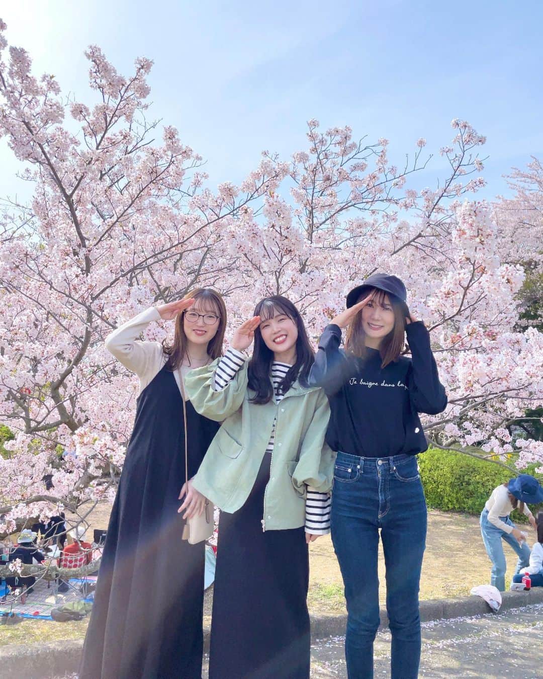 田中みかんのインスタグラム：「幼馴染の3人でお花見🌸 ちゃんとBBQした！！ ほんと私らって、 愛おしさが超越している☝🏻🎀 これからも楽しく一緒に歳を取ろうね！！  3枚目は私とあおちぇとゆうちぇの推し🤩   #お花見  #BBQ  #戦場ヶ原  #下関  #山口県   #お花見スポット」