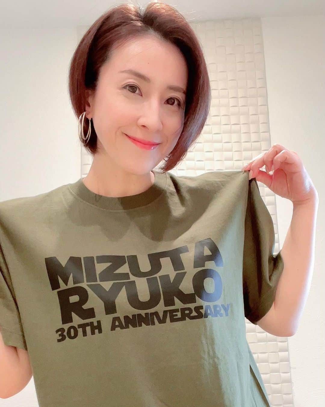 水田竜子のインスタグラム：「✨✨✨ わたくしがデザインした 30周年記念グッズ ・ 試着してみましたー‼️ ・ 「竜子騎士Tシャツ」👚 「ミニトートバッグ」👜 ・ どちらも めちゃくちゃいい出来上がり‼️ 既に気に入ってます😊 ・ Tシャツはビッグサイズでも 着ていただけるように 大きめをチョイス👌 ・ 問屋さんでわたくしが 生地の厚さや手触りを しっかりチェックして選びました🎵 ・ 前面はオリジナルロゴ。 背面は竜子騎士のシルエット。 ・ そして、トートバッグ👜 これもめちゃくちゃいいサイズ⭐️ ・ シンプルにオリジナルロゴのみ 前面に付いているデザイン❤︎ 見た目の割に 結構物が入りそうなので 普段使いにもバッチリです✨ ・ 既に気に入ってしまったので 明日から愛用します（笑） ・ みなさんも 私とお揃いでいかがですかー❓ ・ 販売はオンラインSHOPにて‼️ ・ ・ ・ #水田竜子 #Japan #singer #演歌 #オリジナルグッズ #30周年記念グッズ #オリジナルTシャツ #オリジナルトートバッグ #販売中」