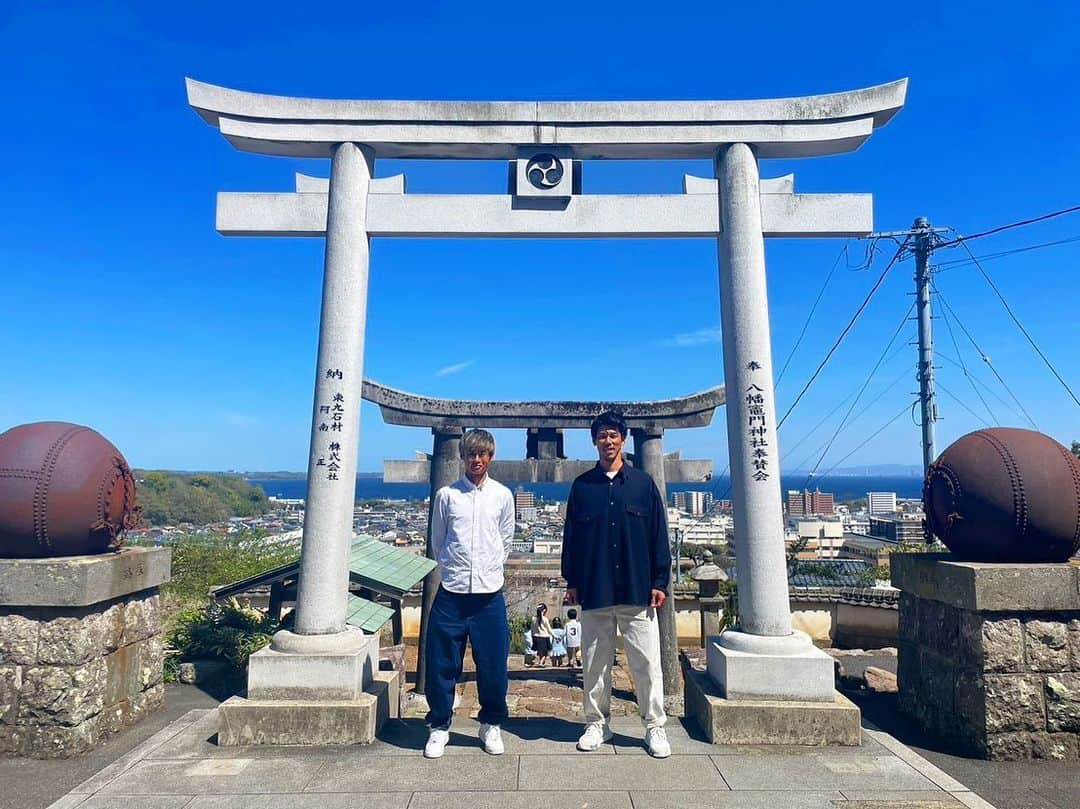 町田也真人さんのインスタグラム写真 - (町田也真人Instagram)「チームの必勝祈願に行けなかったので、ようやく行くことが出来ました！！  突然の訪問にも関わらず、祈願して頂きました。 ありがとうございました🙇‍♂️🙇‍♂️  チームにより勢いを与えられるように89年組頑張ります！！！ @shun_takagi_1   #八幡竈門神社 #竈門神社 #神社 #必勝祈願 #高木駿 #町田也真人」4月9日 16時23分 - yamato.machida