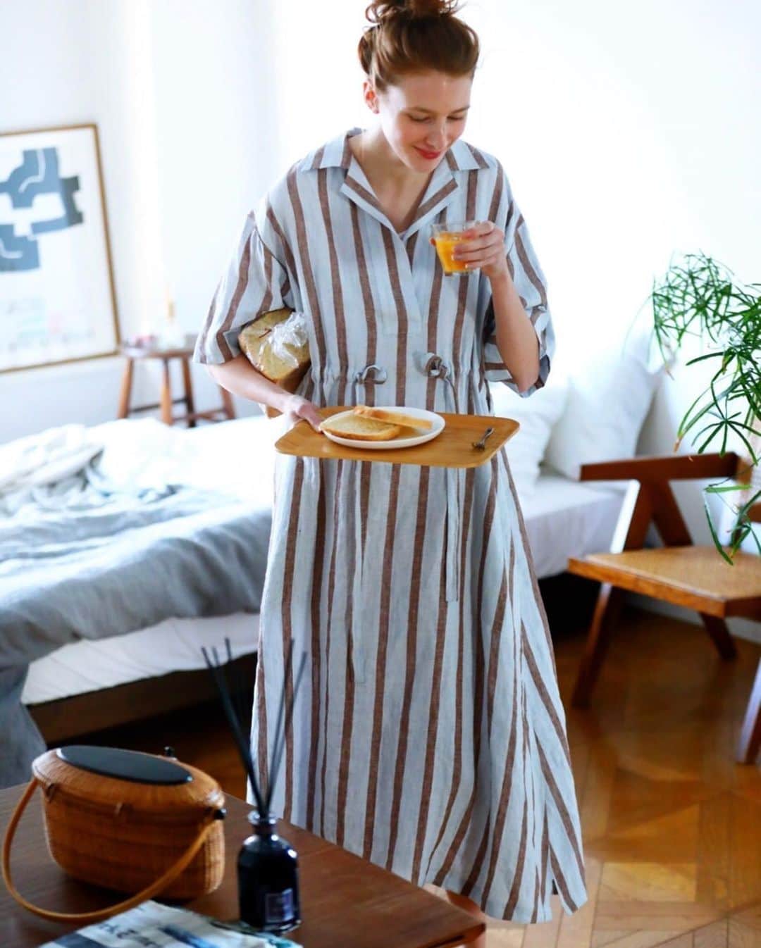 CLUÉLmagazineさんのインスタグラム写真 - (CLUÉLmagazineInstagram)「. Sunny Spring Morning!! ご機嫌なモーニングルーティーン🌞 . 朝の目覚めはいい方だ。だけど、ベッドの上でゴロゴロする時間ってどうしてこんなに気持ちが良いんだろう。 着心地の良い服と、お気に入りの雑貨に囲まれて、今日もご機嫌な一日が始まる☕️ . 1枚目 カーディガン/パンツ　#yvon Tシャツ　#ined . 2枚目 ワンピース　#yvon . 3枚目 ネイルポリッシュ　#kurebazaar ブラウス　#yvon . 4枚目 ディフューザー　#drvranjes . 5枚目 オードパルファン/ハンドクリーム/ボディローション #accakappa . from vol.88 ・・・・・・・・・・・・・・・・・・・・・・・・・・・  #cluel #クルーエル #cluelmagazine #クルーエル女子 #fashion #ootd #ファッション好き #ファッション雑誌 #おしゃれ #グッドガール #春コーデ #休日の過ごし方 #休日コーデ #リラックス #ルームウェア #おうちコーデ #おうち時間 #ワンピース #パジャマ #ボーイッシュ女子 #シンプルが好き  こちらのアカウントもフォローしてね！ @cluel_homme @navys_magazine」4月9日 16時25分 - cluelmagazine