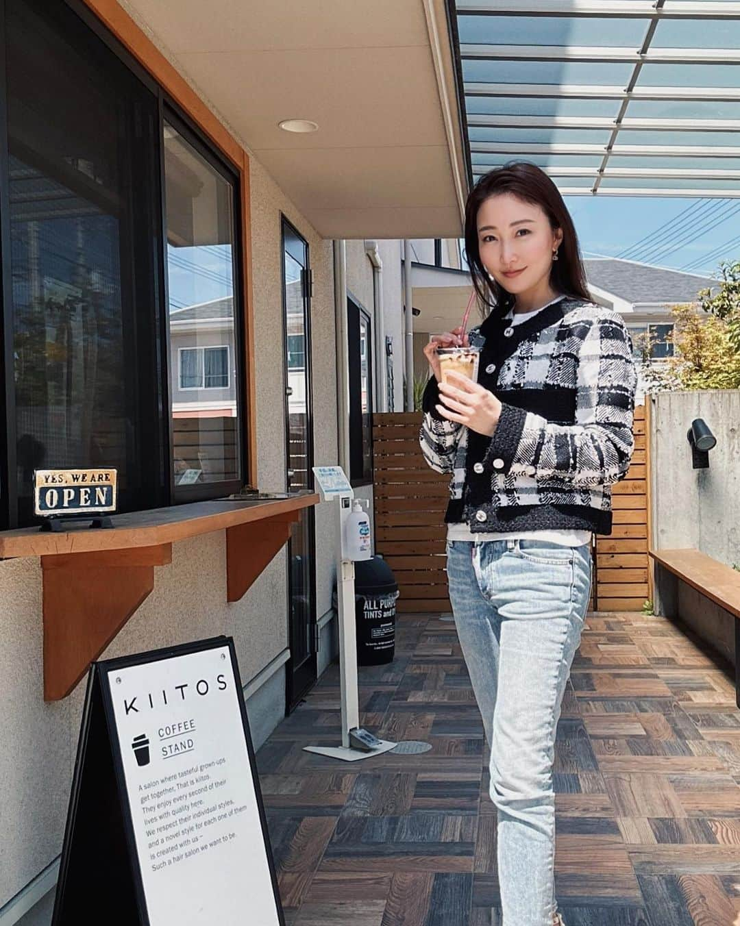 白石明日香のインスタグラム：「3年以上ぶりに実家に帰りました😌 新しいコーヒー屋さんができてました❤️季節限定のオレオラテ☕️ 子供用にいちごオレやオレンジジュースもありました🍊  あとからDM貰って知ったのですが、高校の時の同級生がしているカフェでした😄隣に美容室もあります。 また愛媛帰ったら遊びに行きます☺️  #ブレア #ブレア銀座 #blair #クラブ #新居浜 #新居浜カフェ #キートスコーヒースタンド #kiitoscoffeestand」