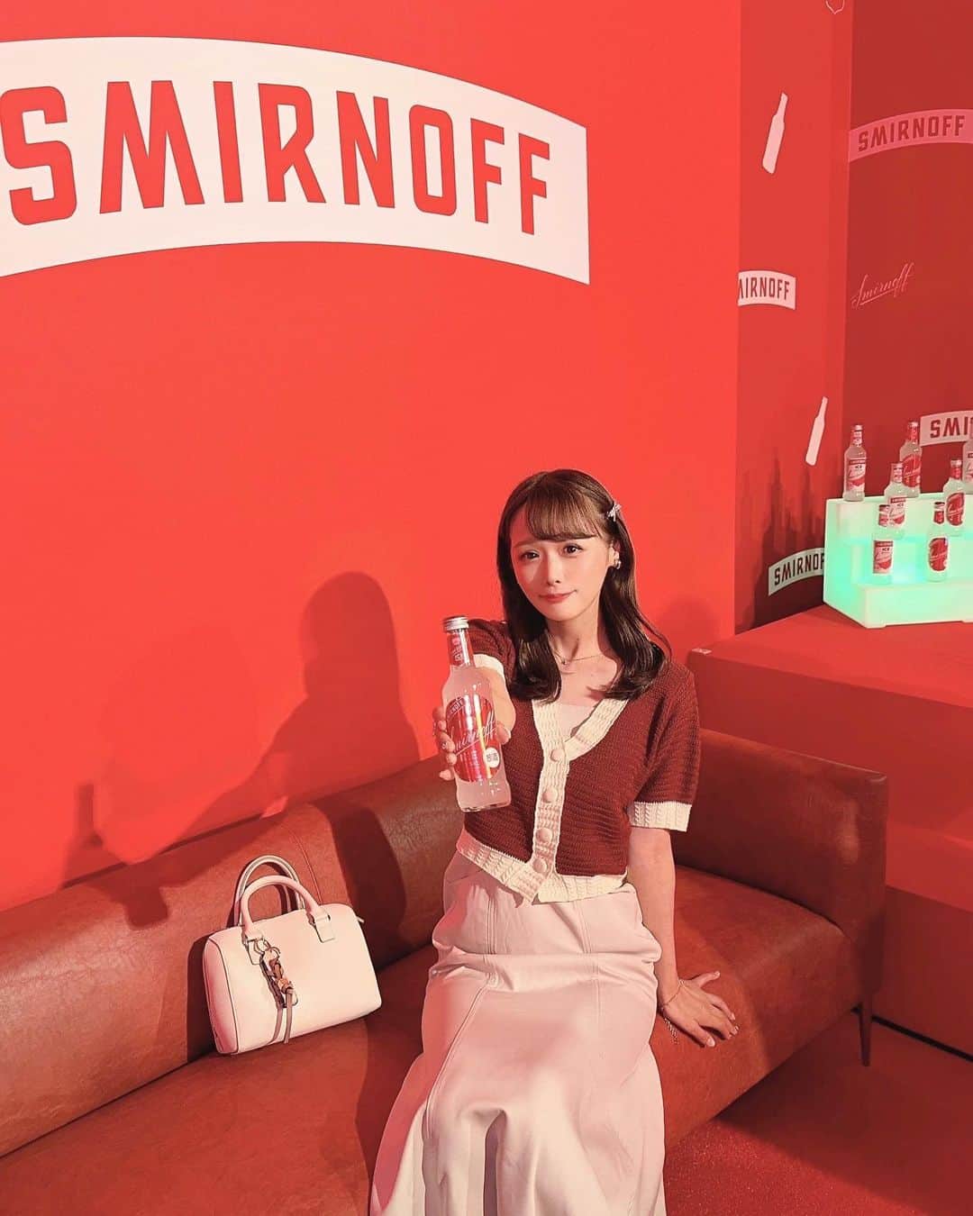 計良日向子（ひなひ）さんのインスタグラム写真 - (計良日向子（ひなひ）Instagram)「. . 渋谷で行われてるスミノフナイトに キックオフイベントに参加してきたよ🍸♥️ . . . 真っ赤な空間が神秘的だった🤣🫶 スミノフアイスや、真っ赤なフードがあって 辛くて美味しかった🌶🤍 スミノフアイスに合うおつまみ🤣 . . . 第2弾では、下北沢のミカンに スミノフナイトが出現するらしい❕ みんなぜひ遊びに行ってみてね💕 . . . @smirnoff_jp . #スミノフナイト #スミノフ #REDBOX #ad #PR」4月9日 16時32分 - kerahinako1105