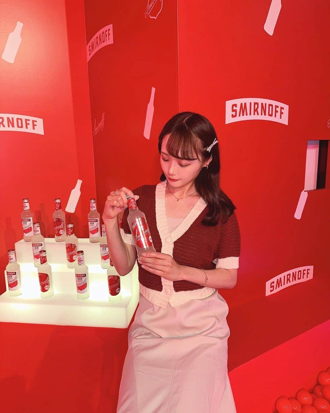 計良日向子（ひなひ）さんのインスタグラム写真 - (計良日向子（ひなひ）Instagram)「. . 渋谷で行われてるスミノフナイトに キックオフイベントに参加してきたよ🍸♥️ . . . 真っ赤な空間が神秘的だった🤣🫶 スミノフアイスや、真っ赤なフードがあって 辛くて美味しかった🌶🤍 スミノフアイスに合うおつまみ🤣 . . . 第2弾では、下北沢のミカンに スミノフナイトが出現するらしい❕ みんなぜひ遊びに行ってみてね💕 . . . @smirnoff_jp . #スミノフナイト #スミノフ #REDBOX #ad #PR」4月9日 16時32分 - kerahinako1105
