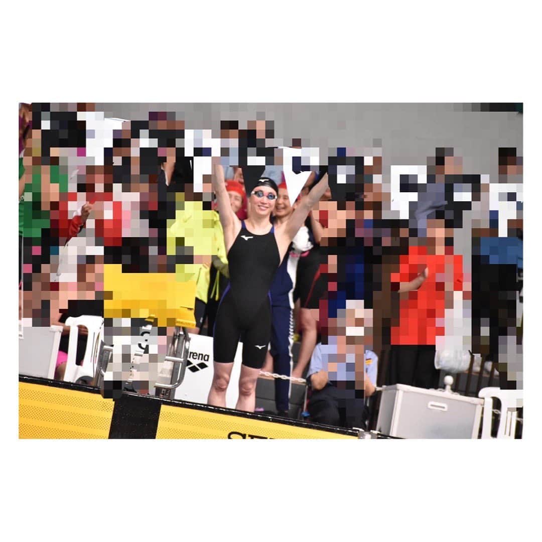 田中雅美さんのインスタグラム写真 - (田中雅美Instagram)「今日の日本テレビ「シューイチ」  今昔NEWSイッチ「ガッツポーズ史」のコーナーで紹介させていただいた田中の写真。  ・ ・ 2004年アテネ五輪200メートル平泳ぎ決勝のあと。 0.05秒差で4位。  喜びのガッツポーズというより、、、 目標だった個人のメダルにはわずかに届かなかったけれど、3度目のオリンピック、何度も辞めようと思ったし、何度も泣いたり吐きながら泳いでて、コーチやマネージャーや会社や家族に支えられて立った舞台で、自分の持つ力は出し切ったという気持ちと、本当にありがとうございましたという想いのガッツポーズ（？）でした。  ・ ・ 実家の母が、このコーナーを観て、昔を思い出して泣けてきたそうです（笑）  ・ ・ 私自身もあの時の、なんとも言葉にできない気持ちを思い出しました。  時を経て、あらためて取り上げていただき、ありがとうございました☺️  ・ ・ そして2枚目&3枚目は、先日のマスターズ大会。 19年ぶりに手を振りました。 めちゃめちゃ緊張したけど楽しいレースでした。  #シューイチ #今昔NEWSイッチ #ガッツポーズ #だいぶ昔 #アテネ五輪 #4位 #切ない顔してる #やりきったよ #ありがとうございました #懐かしい #平泳ぎ」4月9日 16時34分 - tanakamasami_official