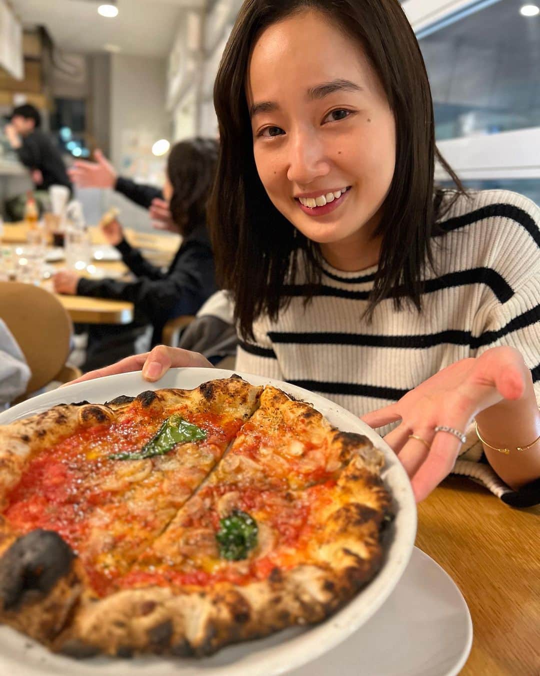 高嶋香帆のインスタグラム：「天ぷら屋さんからの、 ピザ屋さんからの、 焼き鳥屋さんを梯子した日🍻  梯子酒って楽しいよね👏 付き合ってくれる友達たちありがとうよ🫡🫶  さて、今日も良き1日を！」