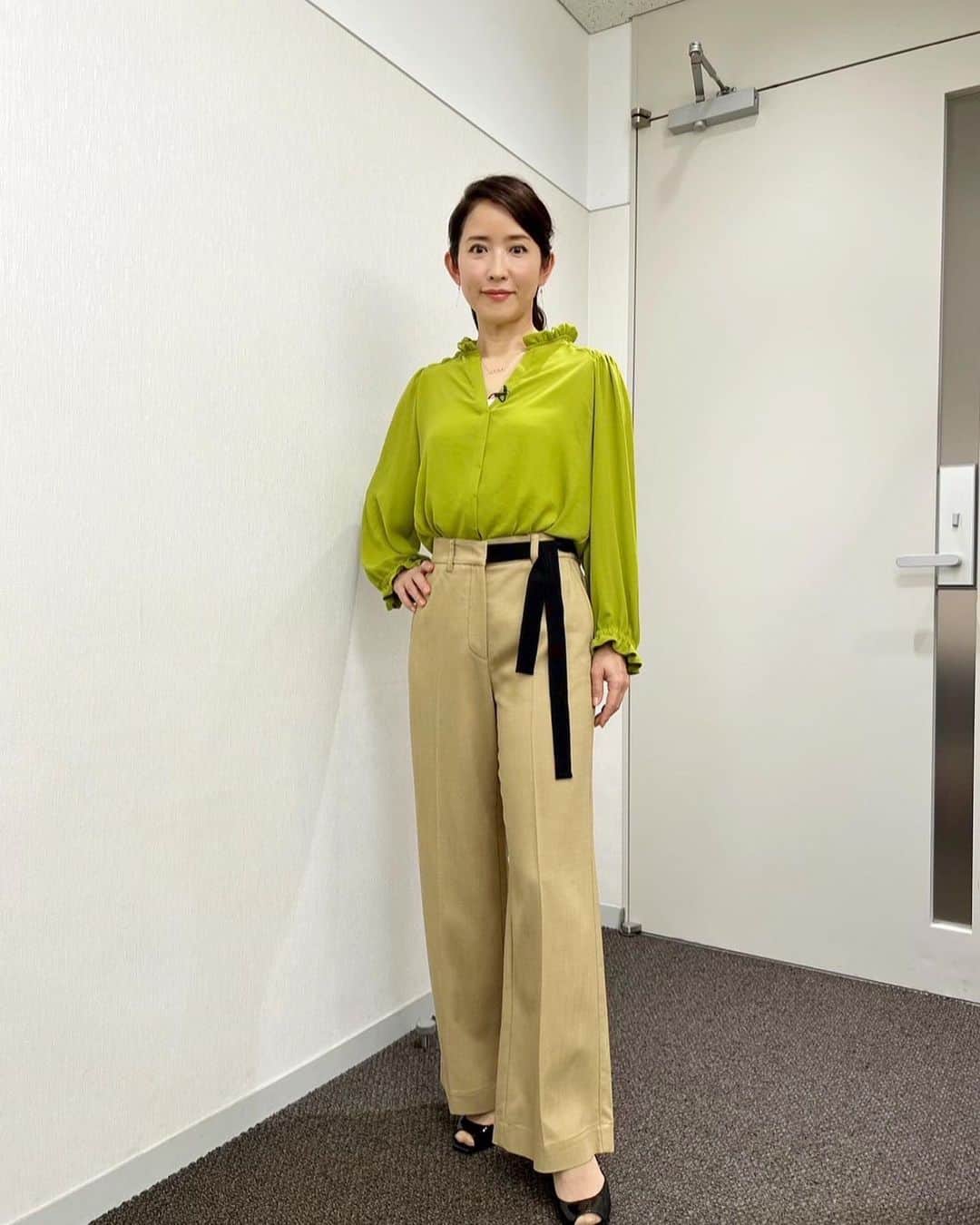 江口ともみさんのインスタグラム写真 - (江口ともみInstagram)「タックル衣装✨  トップスとパンツのカラーが好み🍀 繊細なデザインなジュエリーも素敵なのでアップにして見てみてね🤗✨  #tvタックル#衣装 #春らしくなってきました」4月9日 16時39分 - tomomin.eguchi
