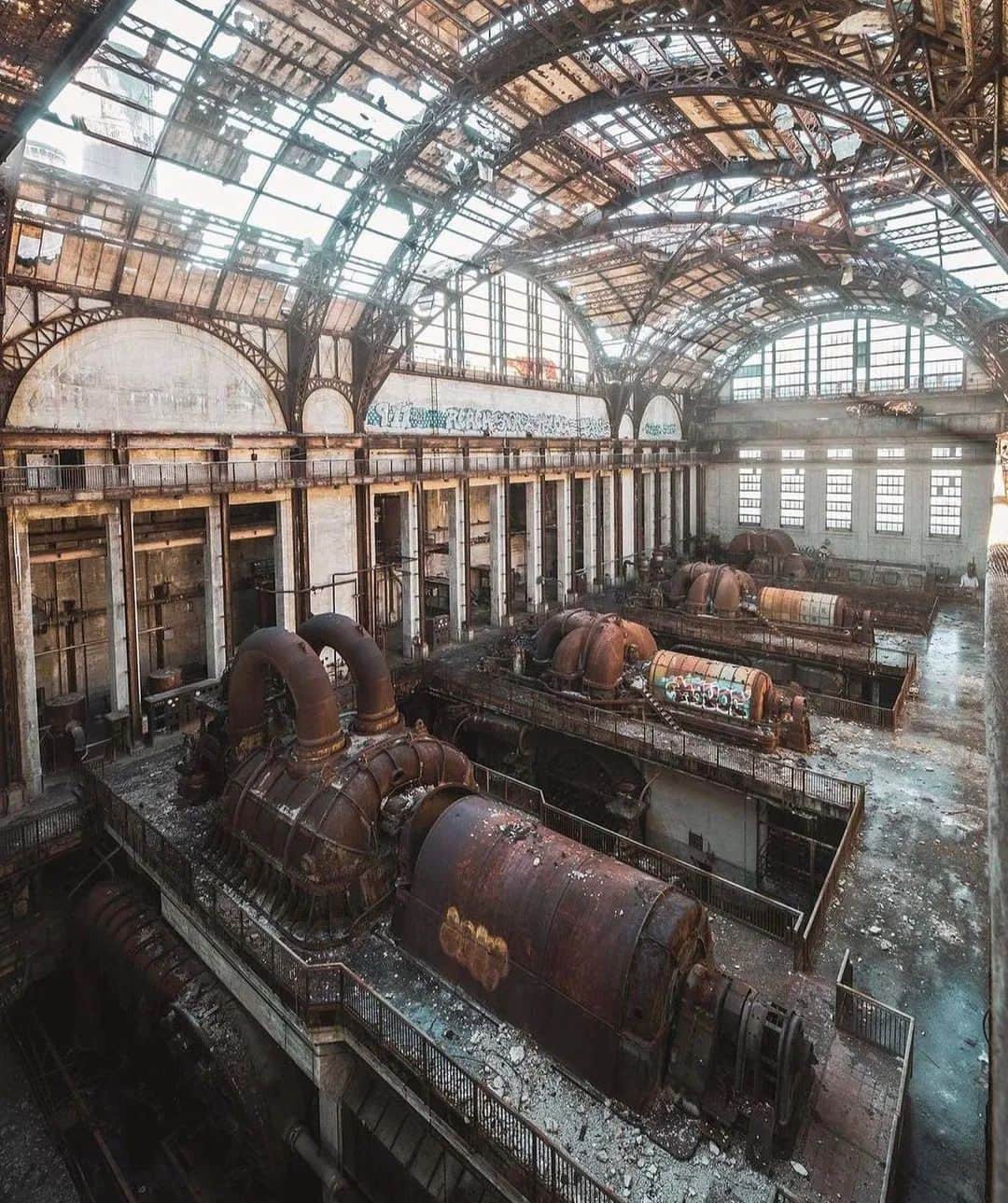 Abandoned Placesのインスタグラム：「The Inside of an abandoned factory located in West Virginia! 🏭  Credit 📸 @ndpol  Via @deserted.places  #desertedplaces #abandonedplaces #abandoned #exploreplaces #travel #ig_urbex #travelling #vintage #vintagehome #urbex #urbexphotography #urbanexplorer #urbexworld #architecture #creepy #ic_urbex #explore #creepystories」