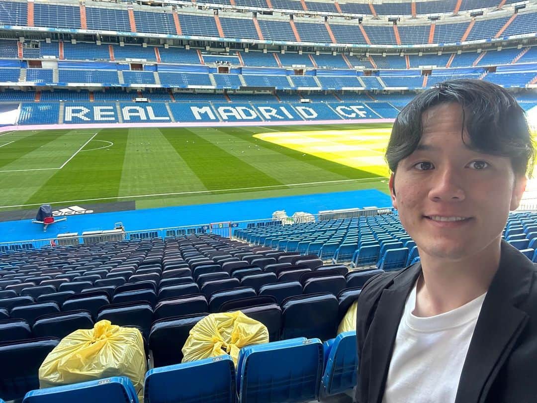 瀬崎一耀さんのインスタグラム写真 - (瀬崎一耀Instagram)「レアルマドリードのホーム Santiago Bernabéu！ ビジャレアルとのゲームを観てきました👍🏻  ビジャレアルが劇的3-2勝利🔥🟡🔵  マドリードは街並みもですが高貴さを至る所で感じました！ スタジアムは外側には何も装飾がなく、内側にもクラブ名以外何も刻まれず、モニターもない。イベントもなくサポーターの応援も基本ゴール裏だけで淡々と。  説明は不要だろうという意味なのか、レアルマドリードぐらいのクラブじゃないと中々できない表現方法だなと思いました！  運がいいのか悪いのか席は一番上。約8万5千人収容といわれるスタジアムではさすがに選手の判別がぎりぎり。笑  そして4枚目の彼はなんとスペインのDAZNアナウンサー！ 熱狂的なサポーター集団に混じっていて自分も実況者だと伝えたらとても喜んでくれました！今年日本に遊びにくるそうです☺️ DAZNは公正中立なのでどちらのサポかは伏せてくれとのことなので顔だけにしておきました笑  #laliga  #realmadrid  #villareal」4月9日 16時46分 - ikko_sesaki