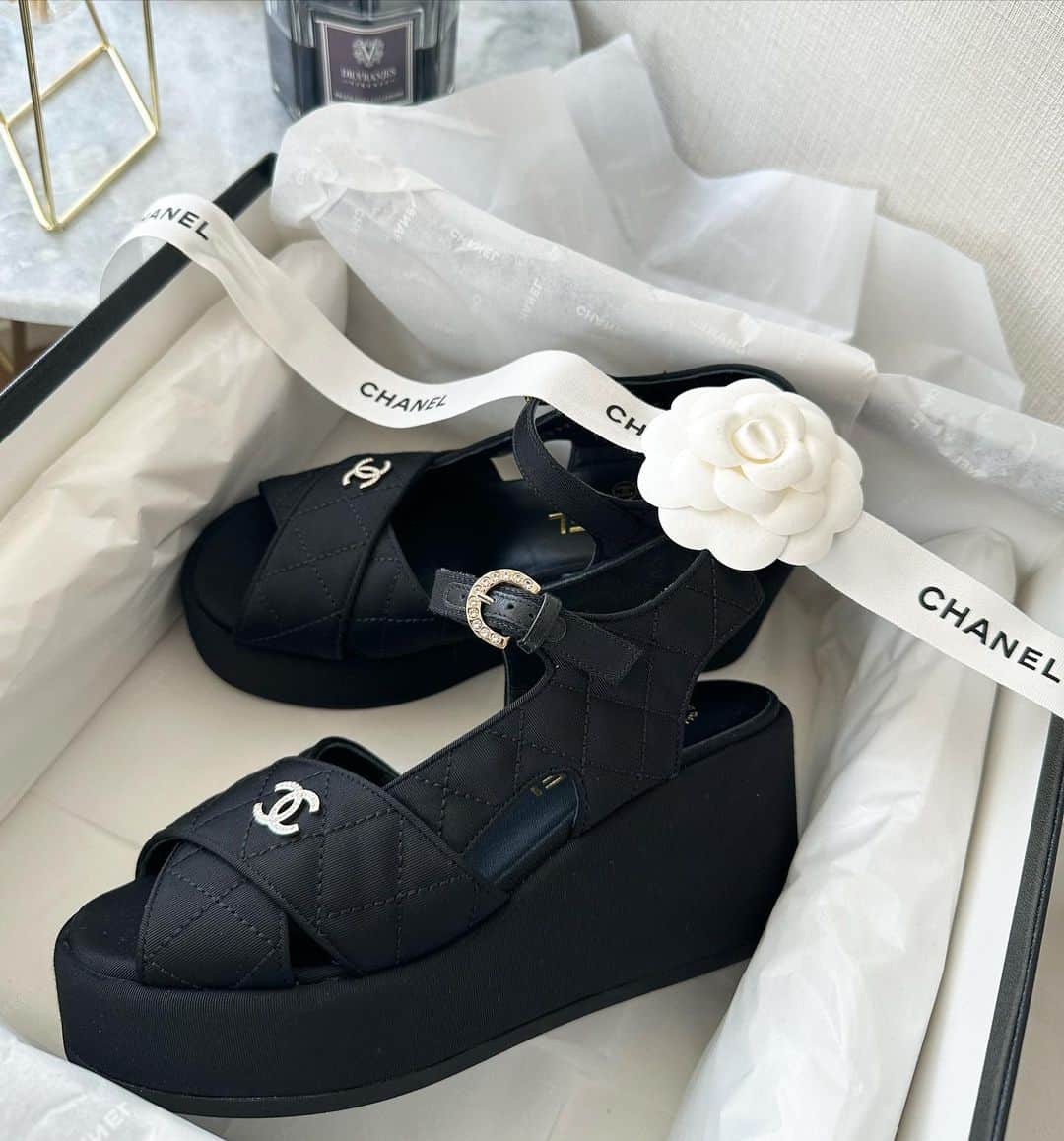 姫奈さんのインスタグラム写真 - (姫奈Instagram)「.  最近買ったサンダル達🥰 去年買ったエルメスの真っ白の サンダル、初めて履いた日に 千切れてしまったから今回こそ 長く使いたい🫣💓💓  楽で歩きやすいのが好き🫶  #hermes #chanel」4月9日 16時47分 - hinapin_0210