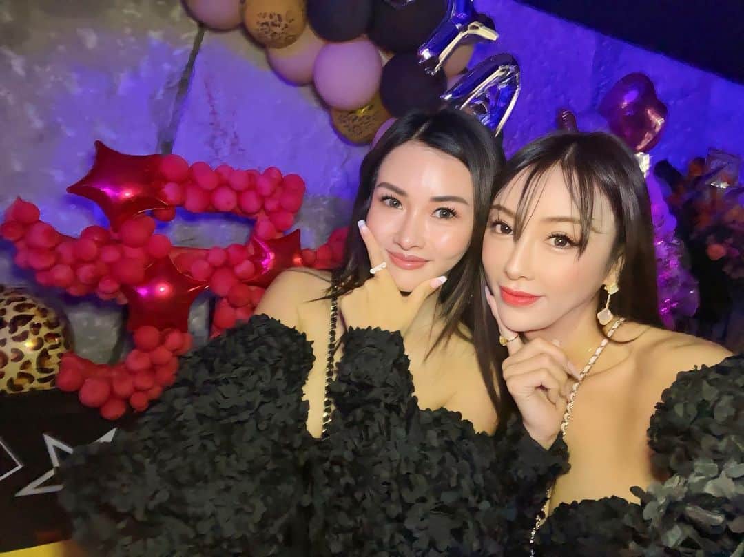 福王寺彩野のインスタグラム：「あゆちゃん @a.you 25周年LIVE🫶withさな @_genking_ 💖  オープニングからエンディングまで感動しっぱなしで何度も涙しました🥲💓  特にこの"GAME"を聴いた時、あの雨の中の2004年の昭和記念公園でのa-nationで、初めてtinkpinkのハートジルコニアネックレスをつけてこの曲を歌うあゆちゃんを見て、どんなに嬉しかったか、泣きながら叫んで、土砂降りでずぶ濡れになりながらも最高の思い出だったことを昨日のことのように思い出しました🥹💘  デビューから25年もの間、一線で走り続け、この数年ではお子さんを2人も産んで、なのにまったくそれを感じさせないほどのビジュアルと圧倒のパフォーマンスで、ただただ尊敬しかなかったです🙏  本当に美しく、そしてかっこよかった✨✨  その姿を生で見させていただけたこと、本当に感激でした😭💘  同じ時代に生まれて幸せです。 これからもずっとずっと、ファンで居させてください🫶❤️‍🔥  #浜崎あゆみ #ayumihamasaki #congratulations #ayu25th #ayu25thanniversarylive with #genking」