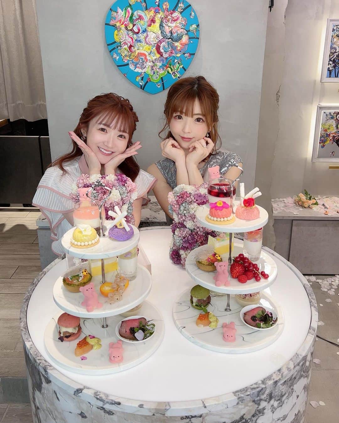 佐倉絆のインスタグラム：「『LOUANGE TOKYO（ルワンジュトウキョウ）』 Mother’s Day collection〜2023〜🌹  レセプションパーティーに ちんはるとお邪魔しました🐻💓  去年の母の日もママンに送ったルワンジュさんのケーキ🧸 今年も可愛かったし母の日絶対喜んでくれるからみんなもお母さんに送ろうね🧸💐  可愛いケーキで親孝行🧸  #母の日 #お母さんありがとう #母の日スイーツ #アフタヌーンティー #afternoontea #奥田雄太 #yutaokuda #ルワンジュ東京　#ルワンジュ東京ルミュゼ #louangetokyo　#louangetokyolemusee @louange_tokyo @louangetokyo_lemusee」