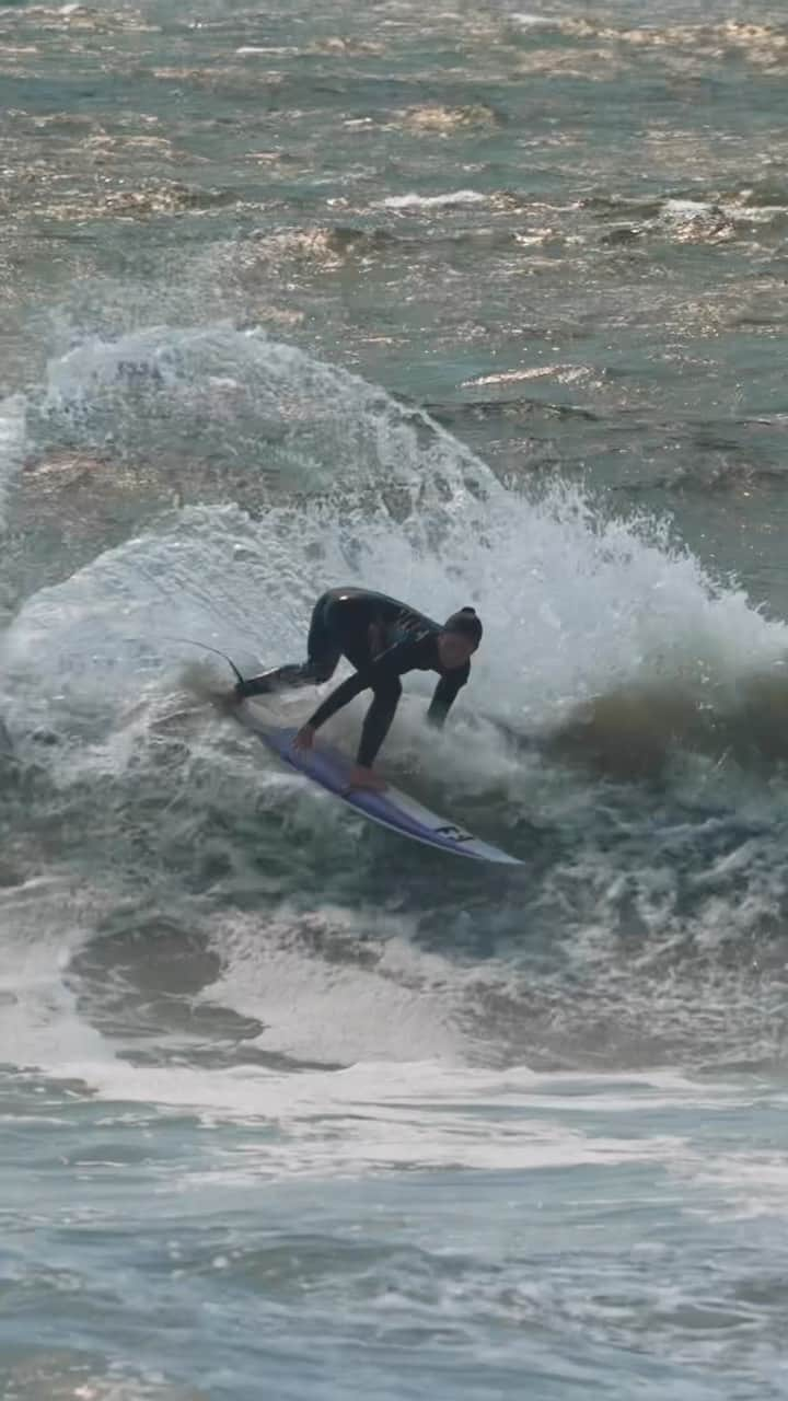 松田詩野のインスタグラム：「Saturday surf in Shonan🛼🕺🏻☀️💖  🎥@hiroto__tsukada   #surf #surfing #waves @billabongwomensjp @niketokyo @billabongwomens @whitebuffalo_official @fcs_japan @hlna.jp @alliepr_jp @yogiteajp #aerotech #yusurfboards」