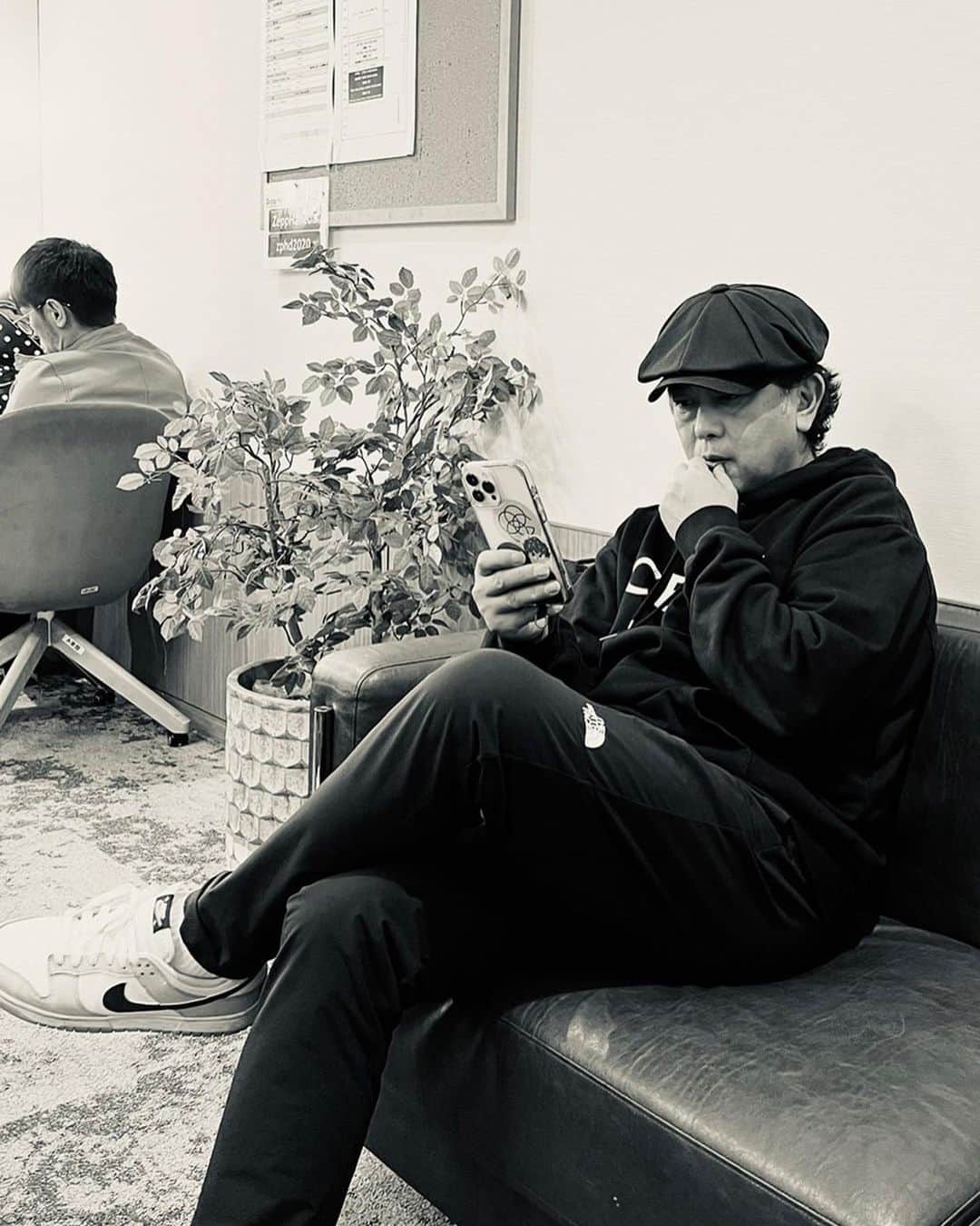 のインスタグラム：「I love ロックオン🤘  嵐の雨にひれ伏さず 吹きっさらしの風に泣かず zepp羽田まで足を運んで下さった皆さん、ありがとうございました 福岡、大阪、名古屋、札幌、配信組の皆さんも！ 僕らの挑戦を最高の笑顔、声援、拍手が自信に変えてくれました ロックオンを始動して本当に良かった  #RockonSocialClub 次は556ガーデンシアター、520ZeppNamba追加公演でお会いしましょう #LittleBlackDress あんなに完成度が高いのに、会うたびにグレードアップする彼女たち、負けていられないと何度も闘志に火をつけてもらいました #成田商事 スーツを新調して、また必ず社員の皆さんの前に戻って参ります  宴の余韻にひたる暇なく、まもなくリハーサルが始まる男闘呼組の譜面と格闘中！  #うちのムーチョが #TikTokデビューしたらしいので #良かったら応援して下さい vt.tiktok.com/ZS8t6Ue5L/」