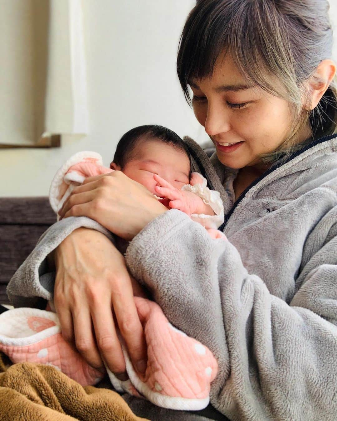 田中幸さんのインスタグラム写真 - (田中幸Instagram)「✳︎ミハル . . . もうすぐ1年かー🤰  あっという間というより 長く濃く詰まった1年  家族が増えて 忙しくはなったけど 『今』が1番楽しい  何より賑やかで 子どもたちに感情を たくさん揺さぶられる毎日  喜怒哀楽 向き合う子育てに 鍛えられてます💪  子育ては体力勝負って言うけど 本当でした😂  体力には自信あったけど 夜ふかしできなくなった😳  子どもと共に👱‍♂️も👱‍♀️も電源切れ🔌  👱‍♂️に至っては 最近はベッドまで辿り着けず ソファで次女と就寝  三女が1番早く寝るから 一緒に寝たもの勝ちだと思うのも 束の間 深夜に起きるお年頃👶  👧はどこでも 秒で寝るツワモノ😂  1年過ぎても、まだまだ 就寝時のフォーメーションは 定まらない😑  我が家の【平穏な毎日】を 大切に過ごそ。👧🧒👶  久しぶりにのんびりな休日 . . . #アウトドア#アウトドア女子#家族#家族アウトドア#3姉妹ママ#女の子ママ#Vlog#スノボ#スノーボード」4月9日 17時06分 - sachitanaka