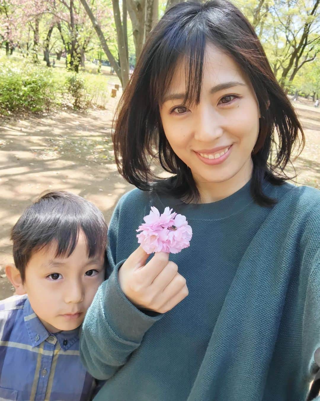 本仮屋リイナのインスタグラム：「わが家の新生活はいよいよ明日はじまります🌸⁡ドキドキ まずは、娘の入園式、そして長男の入学式と続きます...🌸⁡⁡日程がすれてほんとうによかった🍵⁡ ⁡今日は、 @anna.tokushige さんに教えていただいた無料キッズ写真撮影会に参加しました🌷⁡ 無料の分は2枚。でも、⁡かわいい写真がたくさんありそうな気がして、追加料金をお支払いし、20枚購入しました🥹⁡⁡ ⁡たのしみ🫶⁡ データが⁡届くのは、およそ2週間後ですって☺☺⁡⁡ ⁡ ⁡#緑のスウェットはユイカのおさがリイナ🟩⁡ ⁡#長男手作りの桜の胸飾リイナ🌸」