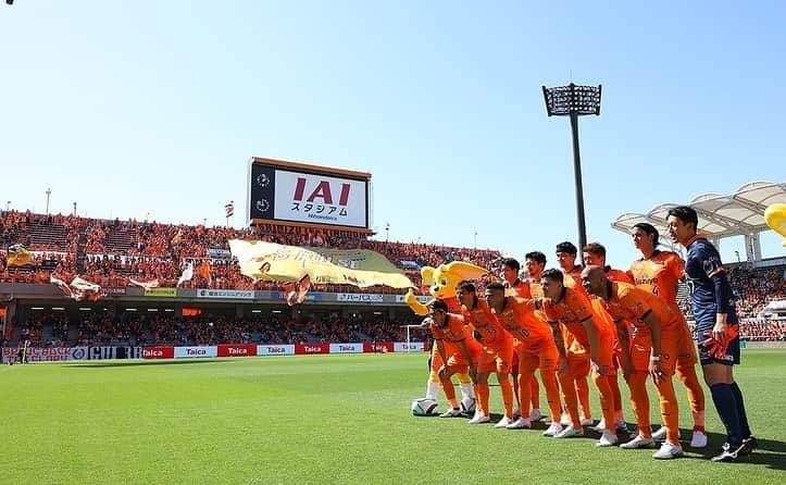 白崎凌兵のインスタグラム：「リーグ初勝利。 これからも良い時も悪い時もエスパルスファミリー全員で乗り越えていこう！ ファンサポーターの声援本当に力になるし、やっと一つ結果がでて良かった。 これがスタートだし、何一つまだ勝ち取ってない。 ここからまた共に戦おう⚽️⚽️⚽️ #spulse  #family」