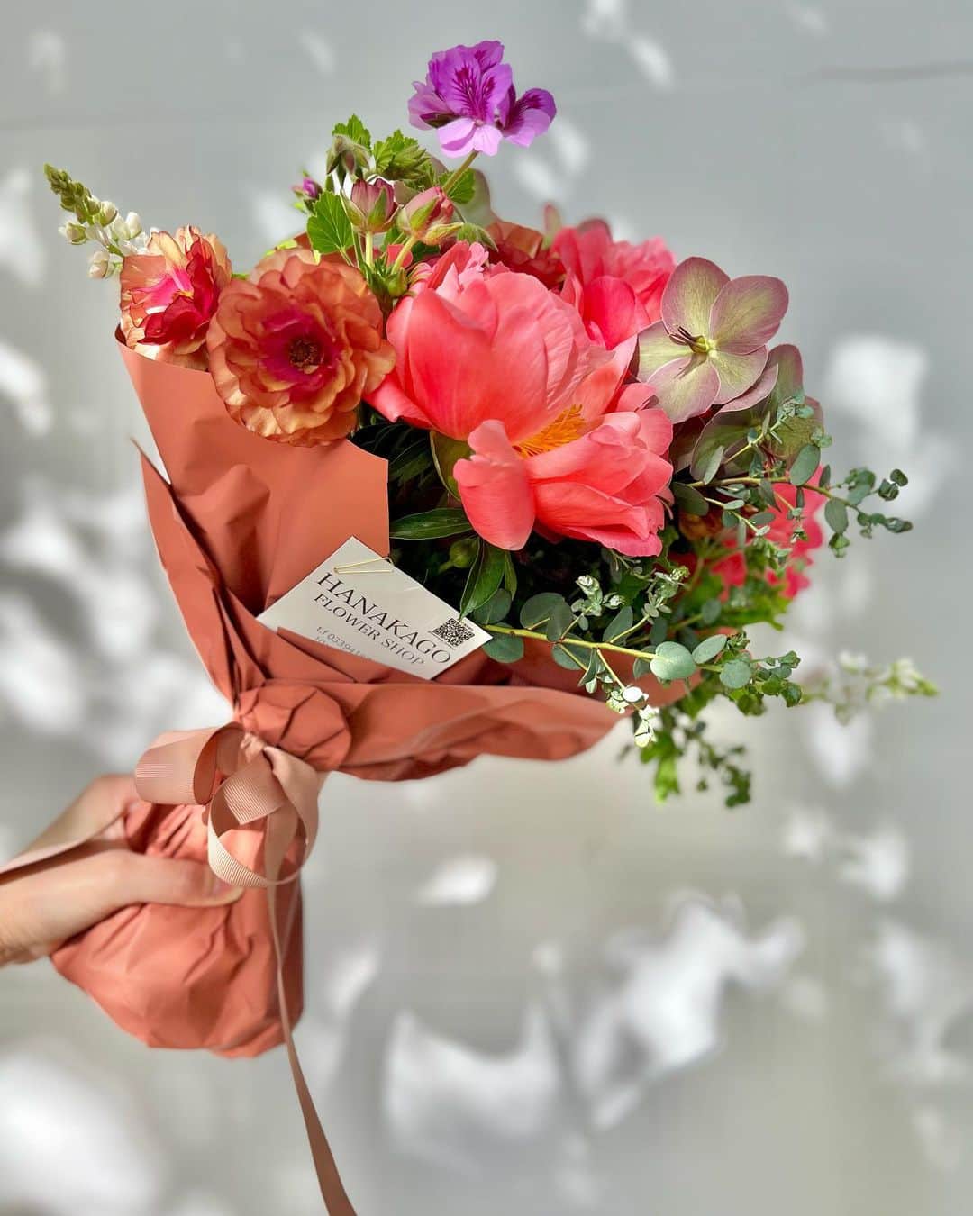 島村みやこのインスタグラム：「ご質問頂いていたお花はこちらです☺︎ ぴんくの大きなお花シャクヤクのコーラルサンセットが本当に可愛くて毎日色と形が変わっててかわいすぎる✨  経過が素敵すぎるのでまたアップします☺︎☺︎  もう初夏のお花〜💐  💐... @flowershop_hanakago」