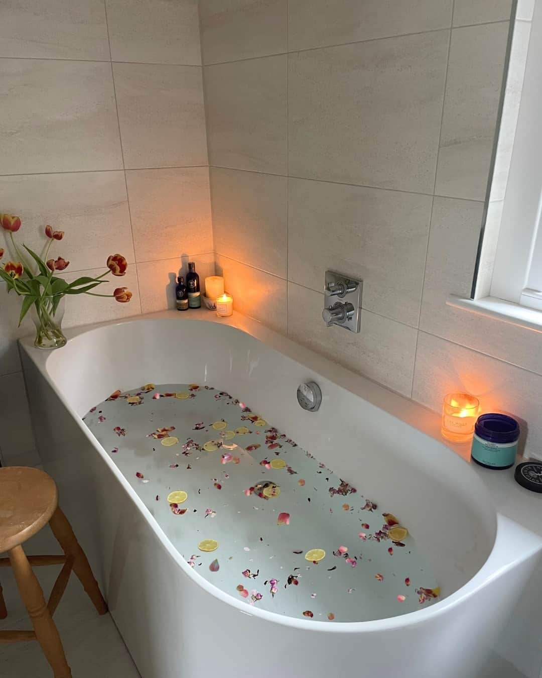 Neal's Yard Remediesさんのインスタグラム写真 - (Neal's Yard RemediesInstagram)「Happy Easter from everyone at Neal's Yard Remedies. ⁠ ⁠ This week's flower-filled #SundaySoak is the ultimate self-care set-up to enjoy a much needed moment of self-care over the long weekend 🛁 🧼.⁠ ⁠ What are your go-to bath time Neal's Yard Remedies products?🌿Comment below」4月9日 17時01分 - nealsyardremedies