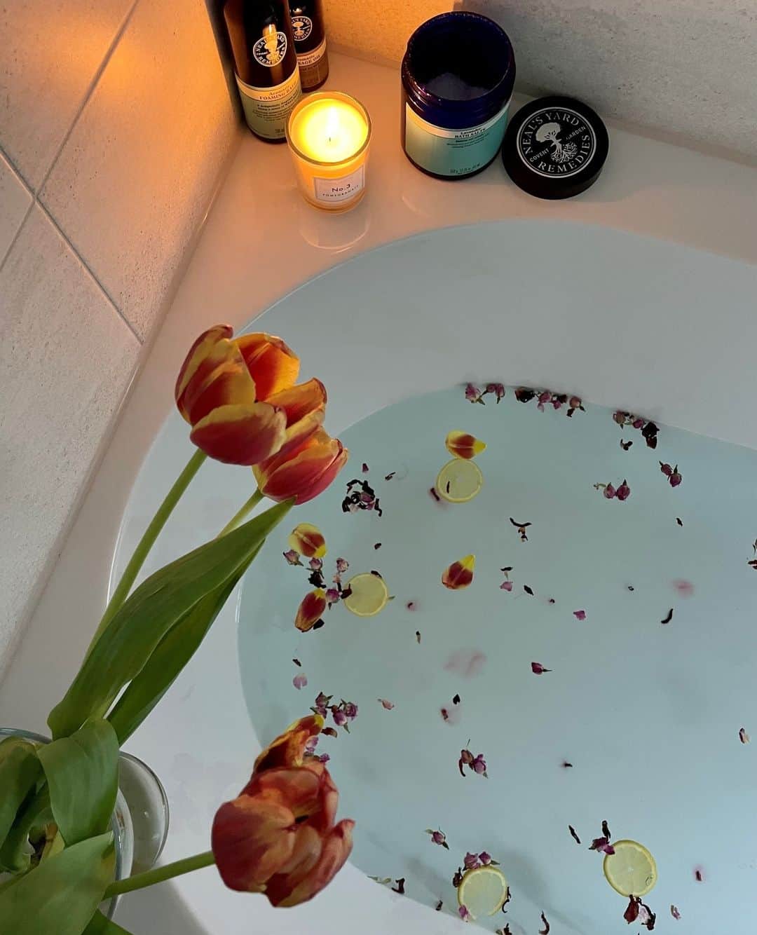 Neal's Yard Remediesさんのインスタグラム写真 - (Neal's Yard RemediesInstagram)「Happy Easter from everyone at Neal's Yard Remedies. ⁠ ⁠ This week's flower-filled #SundaySoak is the ultimate self-care set-up to enjoy a much needed moment of self-care over the long weekend 🛁 🧼.⁠ ⁠ What are your go-to bath time Neal's Yard Remedies products?🌿Comment below」4月9日 17時01分 - nealsyardremedies
