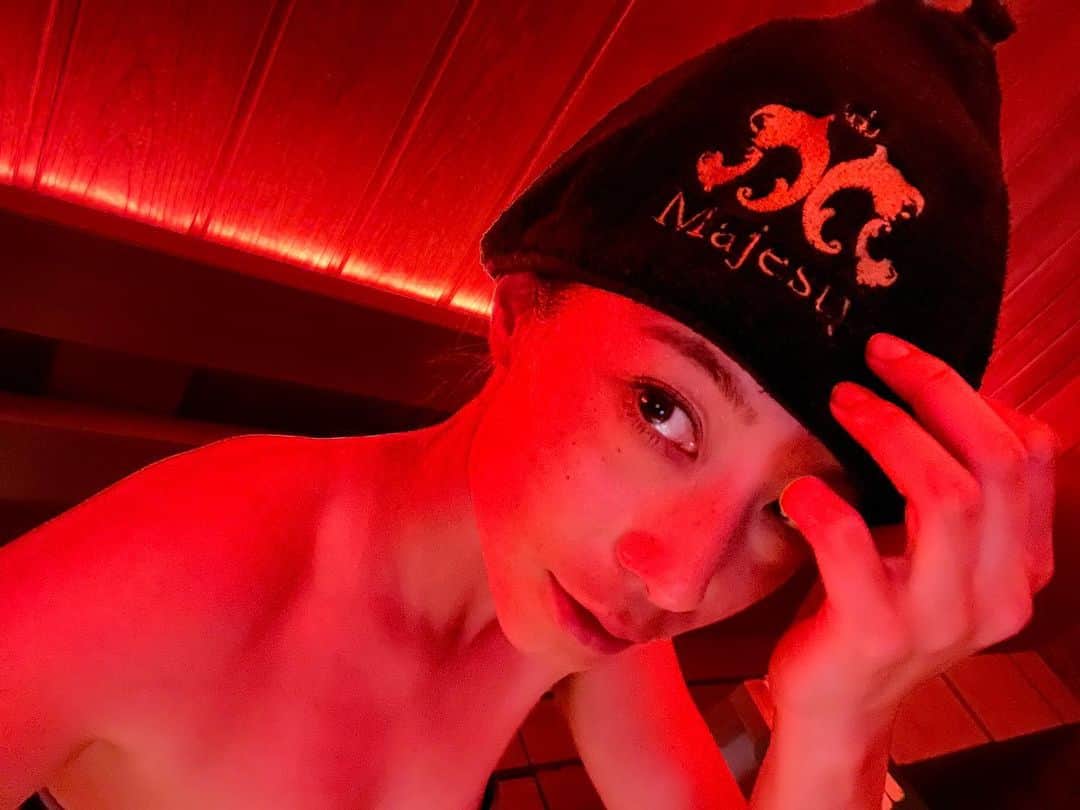 黒澤まさ美のインスタグラム：「⁡ 遅ればせながら#サウナ にちょくちょく行くようになったのですが、、 #サウナハット を貸し出ししてくれる個室サウナはありがたいですね👍🏼 なかなか#水風呂 にドボンと入る勇気が出ないので、、いつか頑張って羽衣を体感できるようになるのが目標です🤗 ⁡ #サウナ女子   PR @majestyonarimonclub #majestyonarimonclub #sauna #saunatime  #マジェスティ御成門 #港区フィットネス #港区サウナ #港区ジム  #サウナイキタイ  #サウナー」