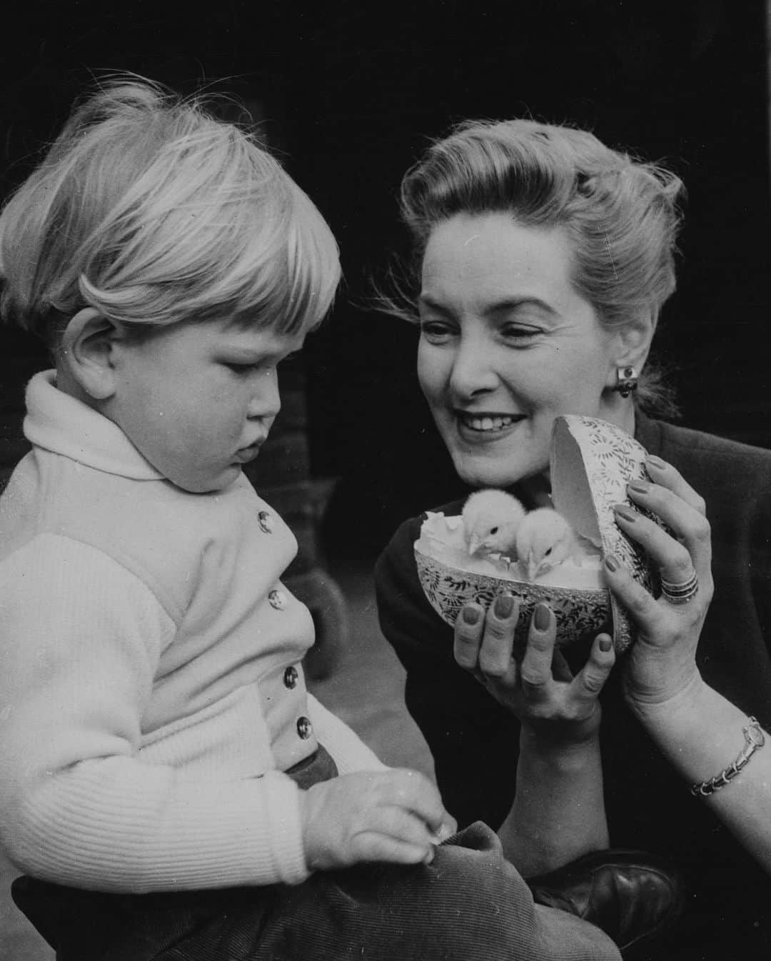 bonpointさんのインスタグラム写真 - (bonpointInstagram)「Two chicks in an Easter egg ! 🐣💛​ Bonpoint wishes you a very happy Easter ! 🐰​  English actress, #PatriciaRoc and her son Michael on Easter in 1954. ​  #Bonpoint」4月9日 17時04分 - bonpoint