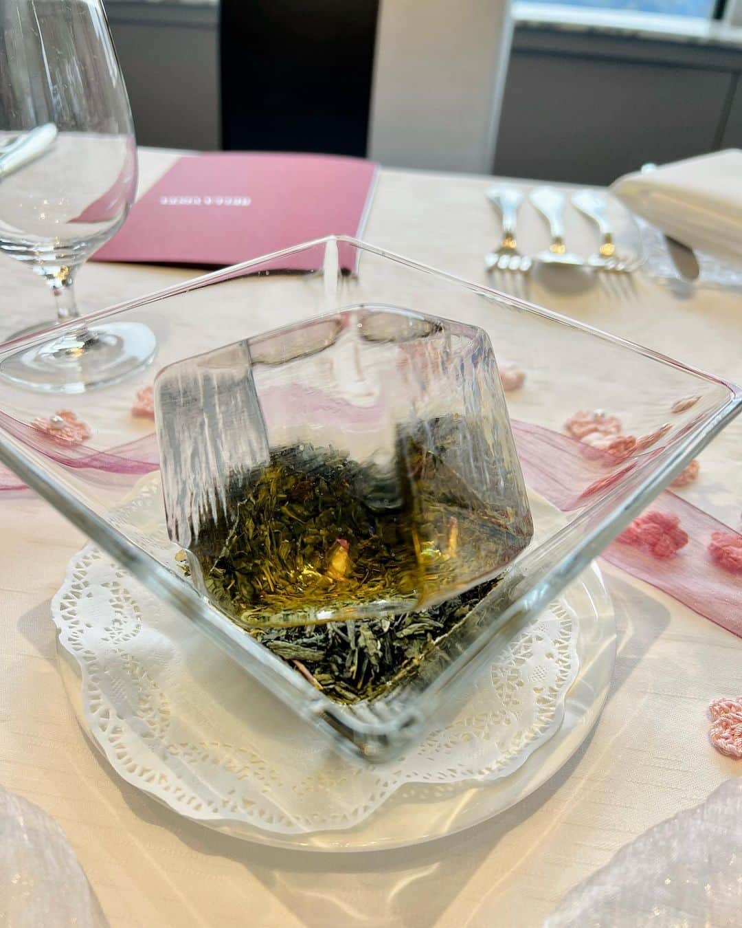 ホテル ニューオータニさんのインスタグラム写真 - (ホテル ニューオータニInstagram)「【"ティーソムリエ"による紅茶教室☕️】  日本紅茶協会認定ティーインストラクターの資格を持つ、沼倉治美による、紅茶セミナーを4/6に初開催いたしました。  「美味しい紅茶の入れ方」や「茶葉を賢く選ぶ方法」をはじめ、「お料理と紅茶のマリアージュ」もご紹介します。 まるでワインを楽しむかのような新たな楽しみ方をレクチャーいたします。第2回は以下の通り開催予定です。  第2回　6月1日（木）・2日（金） 12:30～14:30（受付12:00～）  料金:ニューオータニクラブ会員／ニューオータニレディース　¥18,000、一般　¥20,000  ※税金・サービス料込  定員:16名（最少催行人数6名） ※定員になり次第、締め切らせていただきます。  ◇ご予約・詳細は @hotelnewotanitokyo プロフィールのURLより、ホテル公式ウェブサイト「レストラン」タブ内「ベッラ・ヴィスタ」ページより「紅茶セミナー」をチェック🔍  [お問合せ] Tel.03-3238-0020 (西洋料理・新江戸洋食「ベッラ・ヴィスタ」直通)  講師 ソムリエール 兼 ティーインストラクター 沼倉治美 日本ソムリエ協会認定シニアソムリエ、日本紅茶協会認定ティーインストラクター、Ronnefeldt社認定ティーマスターゴールド、ＮＰＯ法人日本茶インストラクター協会認定　日本茶アドバイザー  #お茶 #お茶会 #紅茶 #紅茶好き #紅茶のある暮らし #紅茶好きな人と繋がりたい #紅茶教室 #ティータイム #アフタヌーンティー #ティーサロン #紅茶専門店 #お茶の時間 #お茶のある暮らし  #東京グルメ #グルメ #ホテルニューオータニ #ニューオータニ  #ホテル #東京ホテル #ホテルステイ  #hotelnewotani #newotani #東京グルメ  #グルメ #グルメ好きな人と繋がりたい #グルメ女子 #グルメスタグラム  #tokyogroumet #tokyo #japan #東京ランチ #ホテルランチ」4月9日 17時15分 - hotelnewotanitokyo
