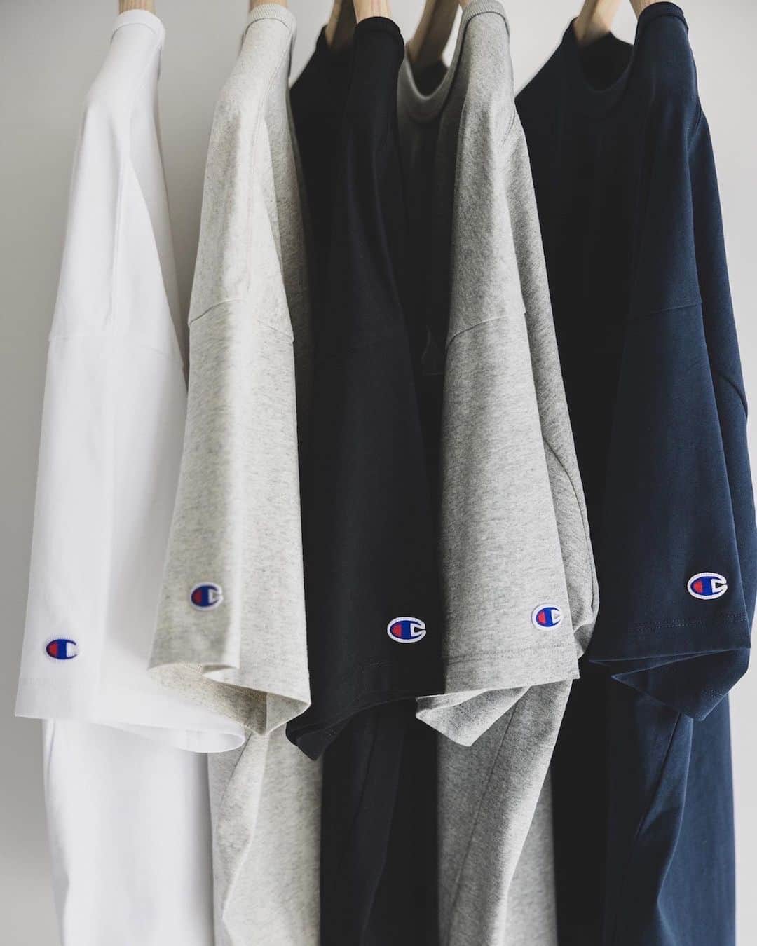 ビームス金沢のインスタグラム：「〈Champion x MIN-NANO x BEAMS 〉  2022年大きな反響を呼んだ、〈MIN-NANO（ミンナノ）〉の中津川吾郎氏プロデュースによる〈Champion（チャンピオン）〉企画のTシャツが今年も登場！！  □ Champion x BEAMS / POCKET T-SHIRT by MIN-NANO (11-04-0084-411)¥9,350-  －－－－－－－－－－－－－－－－  🍒 商品のお問い合わせについて  電話またはダイレクトメッセージ(DM)でも受け承っております！お気軽にお問い合わせ下さいませ♬  ※営業時間内での返答となりますので お時間がかかる可能性もございます。  🍒 代引き、web決済について  【税込 20,000円以上】お買い上げのお客様は、 送料、手数料をサービスさせて頂いております。  ご希望のお客さまはお電話又はDMにてお問い合わせください☎︎  －－－－－－－－－－－－－－－－  🌐staff styling、Blog🌐 TOP URLからご覧ください🛩 店舗followも宜しくお願いします♬  #beams #beams_kanazawa #kanazawa #beamst #beamsf #brillaperilgusto #beamsstaffstyling #beamsplus #beamswomen #demiluxebeams #raybeams #beamsboy #beamslights #ootd #fashion #ishikawa #japan #ビームス #金沢 #ビームス金沢」