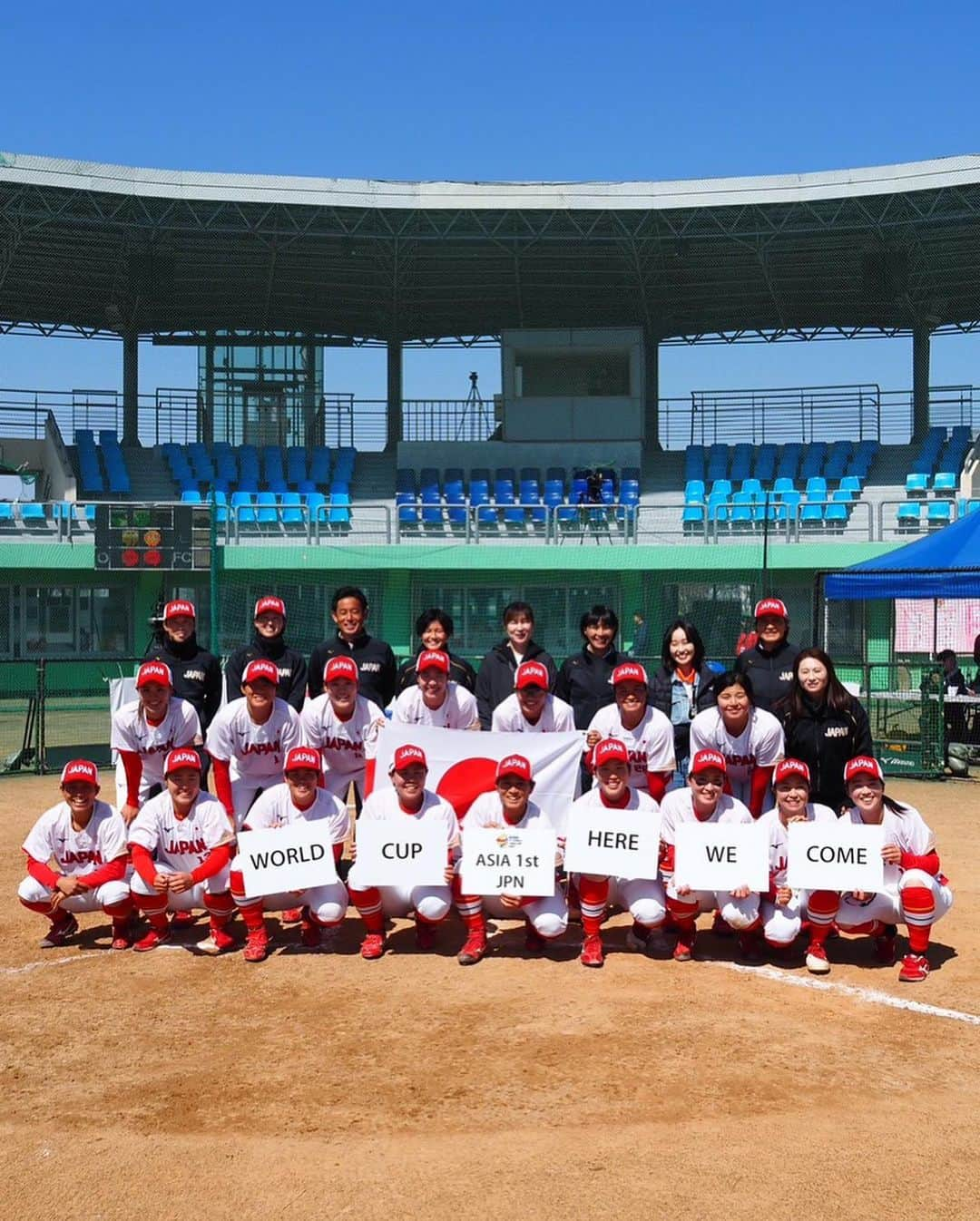 山田恵里のインスタグラム：「🥎WOMAN SOFTBALL ASIA CUP 2023🥎 アシスタントコーチとして韓国に行ってきました🇰🇷 日本は1位通過で7月の大会に参加します🇮🇹 日本が強くなる為に出来ることはしたいという思いはもちろんですが、アジアのレベルアップにも貢献出来たらと思いました！ 1球を必死で追う姿、1球にかける思いなど、ソフトボールの原点を見つめ直すことが出来ました🥎 これからは国内で様々な試合が行われます！ 私も色々な所へ行きたいと思います😊🥎 これからもひとつになってソフトボールを盛り上げ、 スポーツの素晴らしさを伝えていきましょう🤗   #みんないい笑顔  #1日平均2万歩  #このポーズやっぱりグッとくる  #寒かったり暑かったり  #みんなにお話しした  #キャプテンと走塁のお話し  #色々考え中」