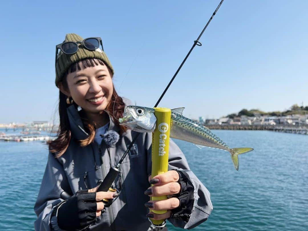 石川文菜のインスタグラム：「小島養漁場でのライトゲーム🎣  日中はグッドミールスキニーのホットライムグローチャートで良く釣れた✌🏻 釣りの後にエイト大阪南店のスタッフさんから「あのエリアではそのカラーがよく釣れているんですよ！」って言ってたから、地域性があるみたい😲💡  ジグヘッドはグッドミールヘッドライト1.5gのグロー！ この組み合わせが気に入るほど良かった🤍  ロッドはGOOD ROD GD-S56UL-2PC🎣 BLACKカラーを久しぶりに使ったけど、やはり他カラーとは違う雰囲気があっていいね✌🏻  あーーまた行きたいなぁ🥺✨ (いつもありがとうございます🙇🏻‍♀️)  こちらの様子は4月20日(木)に公開予定です🎉 お楽しみに！  #JACKALL #ジャッカル #begoodfunegg #グッドミールスキニー #ライトソルト #ライトゲーム #アジング #アジ #サバ #釣り #釣りスタグラム #釣果 #釣果グラム」