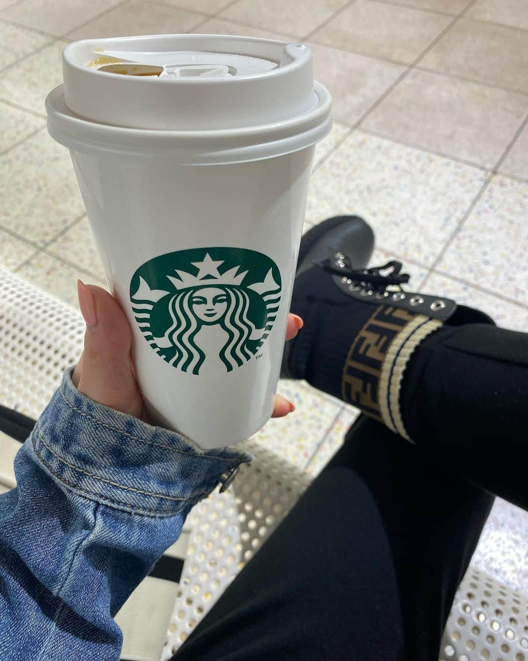 遠海まりこさんのインスタグラム写真 - (遠海まりこInstagram)「仕事終わりまして☕︎タイム 帰ったら💻仕事します。  #work #weekendwork #sturbucks #sunday #fendi #fendishoes」4月9日 17時09分 - marikotohmi99