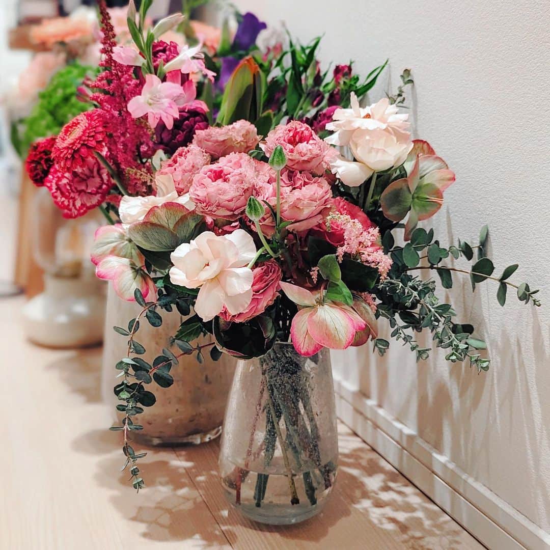 前田紀至子のインスタグラム：「家中の至る所に咲き誇る花々が。 まるでお花屋さんのような気分になっています。そういえば子どもの頃、お花屋さんに憧れていたな。  皆さま本当にありがとうございます。 皆さまがずっと元気でいてくれたら何よりのプレゼントです。  Take good care of yourself.  #flowers#henrydean#ヘンリーディーン#levesuve」