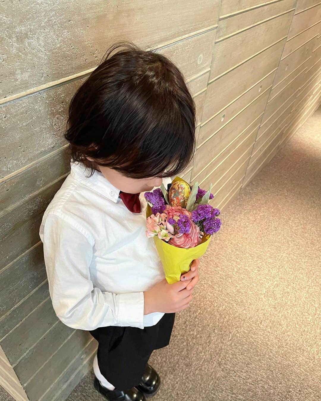 橋本奈実のインスタグラム：「ピアノの発表会🎹 みんな幼児さんは先生と弾いてる中、 初めての発表会で、一人で弾き 幼児の部で、トリを飾らせていただきました🥺✨ 緊張してリハーサルでやりたくないと… 本番は、急遽私が隣にいる事になりました😂 でも、堂々と幼児の部のトリを2曲弾ききる事ができました✨👏 発表会の時だけカッコ良い曲を弾こうと思っても急に指は動きません。ピアノは普段の地道な練習が必要です。お母様も日々の練習にお力添えいただき、ありがとうございます。という先生の言葉に、 当日はどうなるかとヒヤヒヤ感動する暇もなかったけど、今になり涙が… お兄ちゃん、ほんとによく頑張りました🥺♥️ 本人の自信に繋がったはず✨✨ かっこいいよ‼️ * (私の幼稚園の時のピアノの発表会の映像なんて、お兄ちゃんに絶対見せられない…笑)」