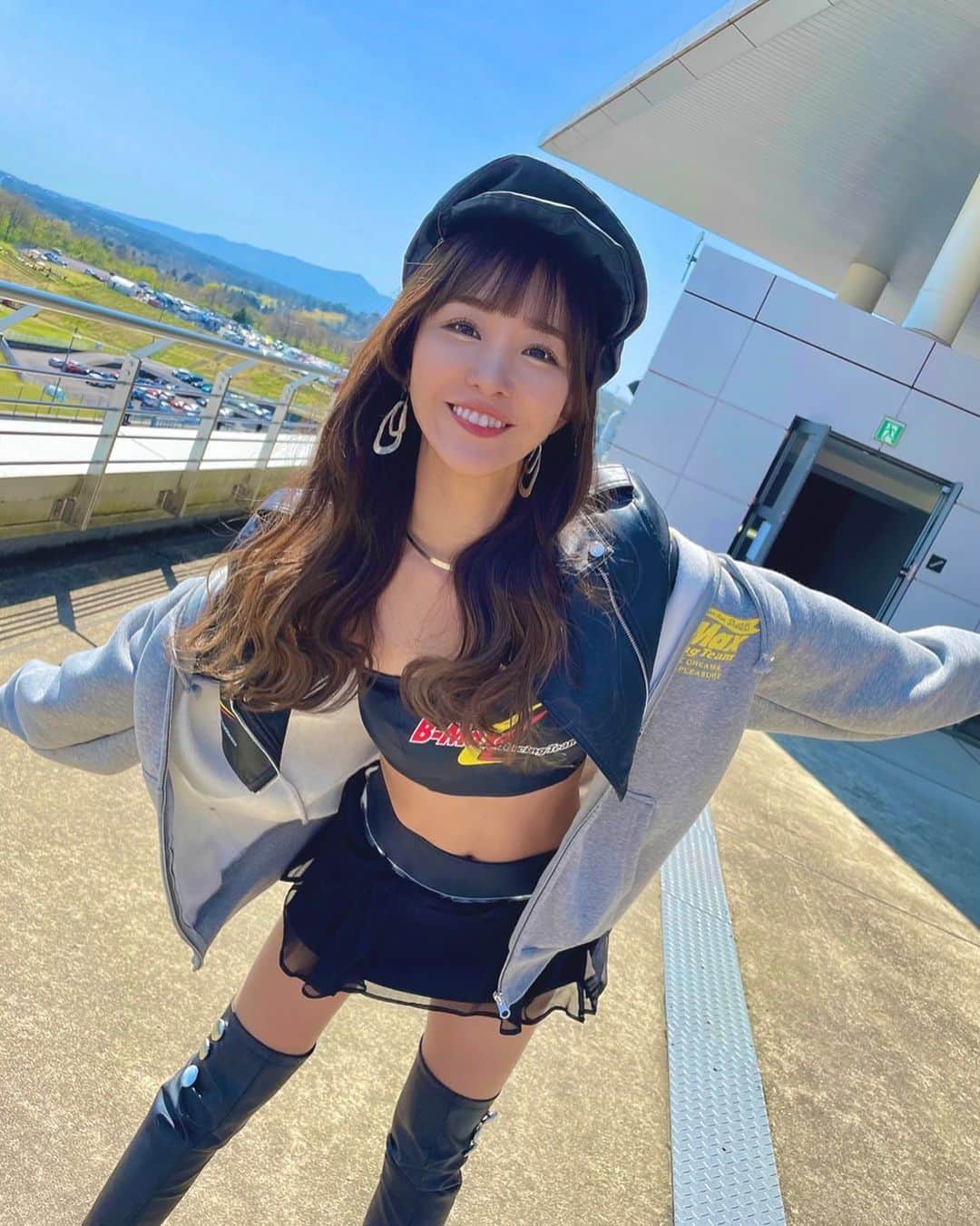 のインスタグラム：「久しぶりのサーキット🚗  #レースクイーン #racequeen #racingteam #パーカー女子 #motorsport #racingcar #superformula #racingmodel」