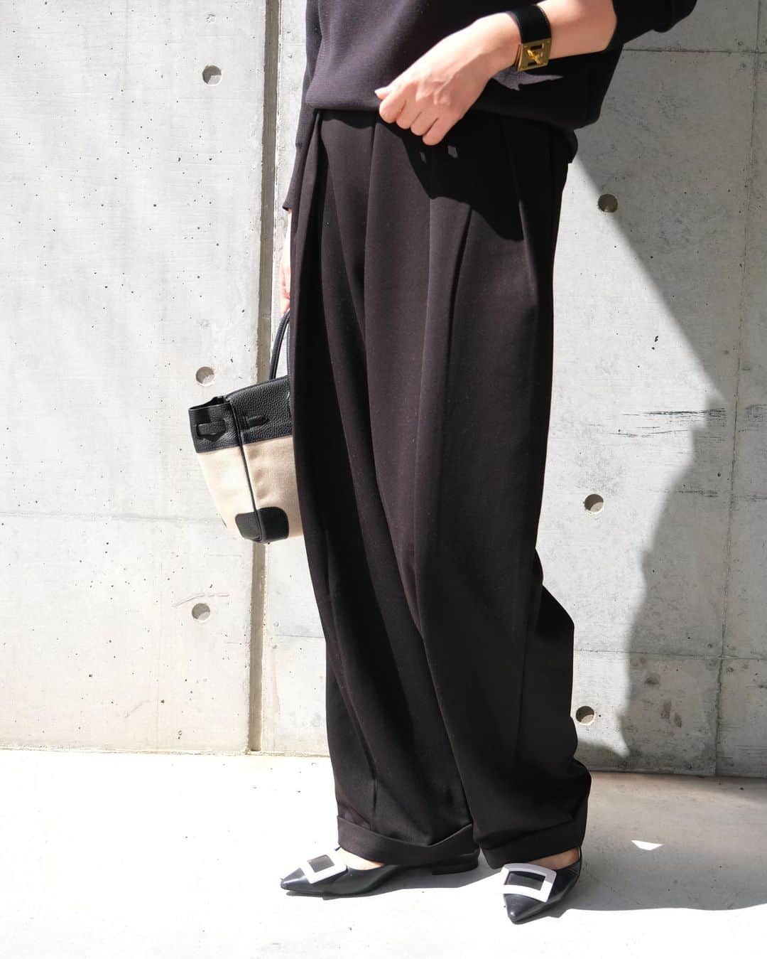 奥田順子さんのインスタグラム写真 - (奥田順子Instagram)「この前　@amiharunaami が履いてて可愛かったタックワイドパンツ🐼  #tops 無印良品 #pants #楽天roomに載せてます  #shoes RogerVivier #bag HERMES  #モノトーンコーデ#タックワイドパンツ」4月9日 17時17分 - okuda_junko