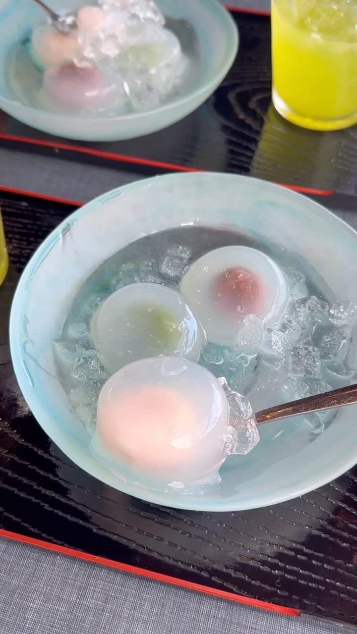 ぱんもんのインスタグラム：「⠀ ＼ 岐阜県の水まんじゅう ꪔ̤̮♥ ／ ⁡ 岐阜県大垣市にある #金蝶園総本家 大垣駅前本店 ◇水まんじゅう（3種ミックス）緑茶付 560円 ⁡ 水の都・大垣市の代表的なお菓子☺︎ 涼しげでカラフルな見た目が可愛い水まんじゅう です₍ᐢ.ˬ.ᐢ₎  ⁡ あっさりとした餡の周りに葛とわらび粉を混ぜた もちつるぷるんな生地🤤 わぁ〜✨おいしい〜✨ 生地が絶妙な柔らかさと甘さで美味しすぎる🤤🫶 ⁡ 餡は、こし餡・抹茶餡・桜餡（4月限定）🌸 特に桜餡が春らしくて好きでした🐶 ⁡ 店頭で水まんじゅうを陶器のお猪口から取る様子も 見れて楽しかった☺︎🫧 ⁡ 4月から9月頃までの販売です🌺 ⠀ #水饅頭 #水まんじゅう #大垣グルメ #大垣カフェ #大垣市カフェ #岐阜カフェ #岐阜グルメ #岐阜スイーツ #大垣土産 #岐阜土産 #夏グルメ #夏スイーツ #春スイーツ #カフェ巡り #金蝶園 #金蝶園の水まんじゅう」