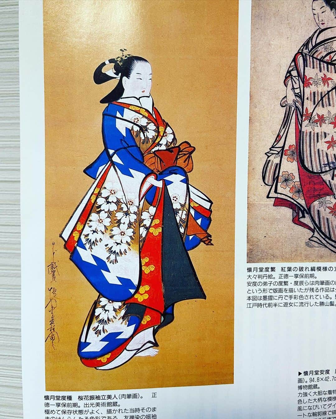 おおたうにさんのインスタグラム写真 - (おおたうにInstagram)「「桜花振袖立美人」🌸海月堂度種 "Ouka Furisode Tachi-bijin" ( A beautiful woman wearing a kimono with a cherry blossom pattern ) Kaigetsudo Doshu  浮世絵版画の創始者、菱川師宣がこの世を去った後に現れた、肉筆画専門の一派「海月堂」。 創始者の「海月堂安度（かいげつどうあんど）」は「江島生島事件」で伊豆大島に流されたんだって🙀！  この絵を描いた「度種」さんはお弟子さん。 1700年代に描かれたとは思えない保存状態！ 出光美術館が持っているらしい。観てみたーーい！！ ところで「どしゅ」ってなに🤔？？  #桜の浮世絵 #ukiyoe #ukiyoefashion #浮世絵ファッション #海月堂度種 #模写 #outauni #おおたうに #fashionillustration」4月9日 17時22分 - outa_uni