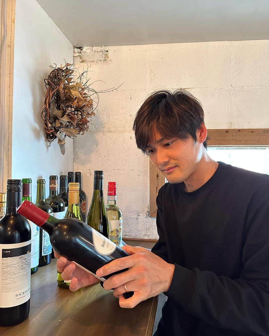 寺島速人のインスタグラム：「石垣島で海上がりにワインなんて最高ですね。 ワインリスト新しくなりました。 @azzurra.ishigaki  #石垣島 #イタリアン」
