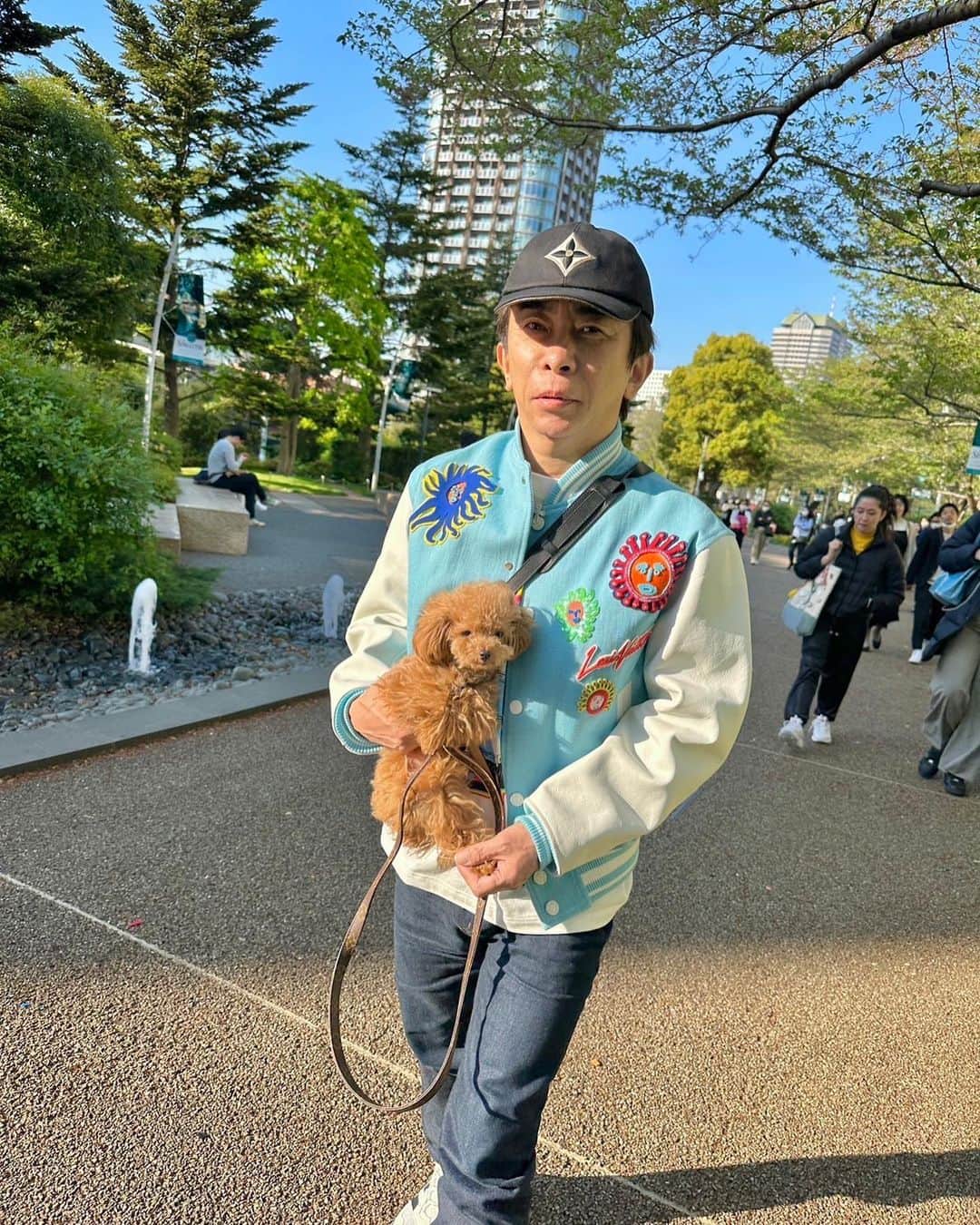 松浦勝人さんのインスタグラム写真 - (松浦勝人Instagram)「とらちゃんと散歩して来たよー！ いい天気で気持ちよかった、リールも撮ったからみてみてね！ #とらちゃん#トイプードル#わんちゃん #犬#散歩」4月9日 17時32分 - max_matsuura