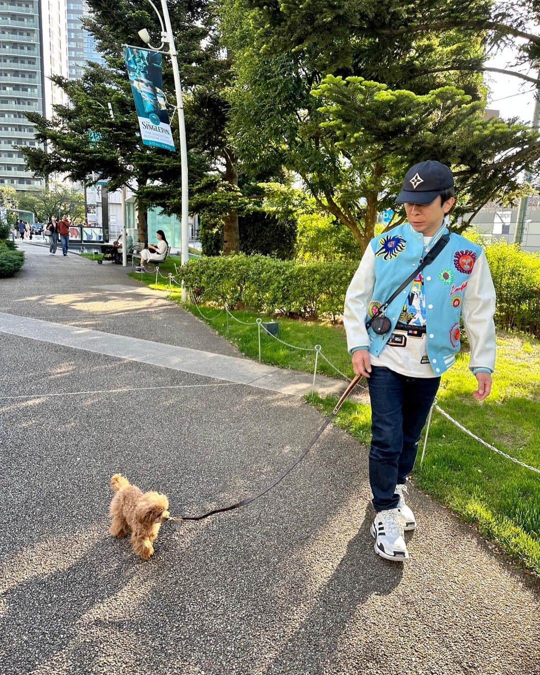 松浦勝人さんのインスタグラム写真 - (松浦勝人Instagram)「とらちゃんと散歩して来たよー！ いい天気で気持ちよかった、リールも撮ったからみてみてね！ #とらちゃん#トイプードル#わんちゃん #犬#散歩」4月9日 17時32分 - max_matsuura