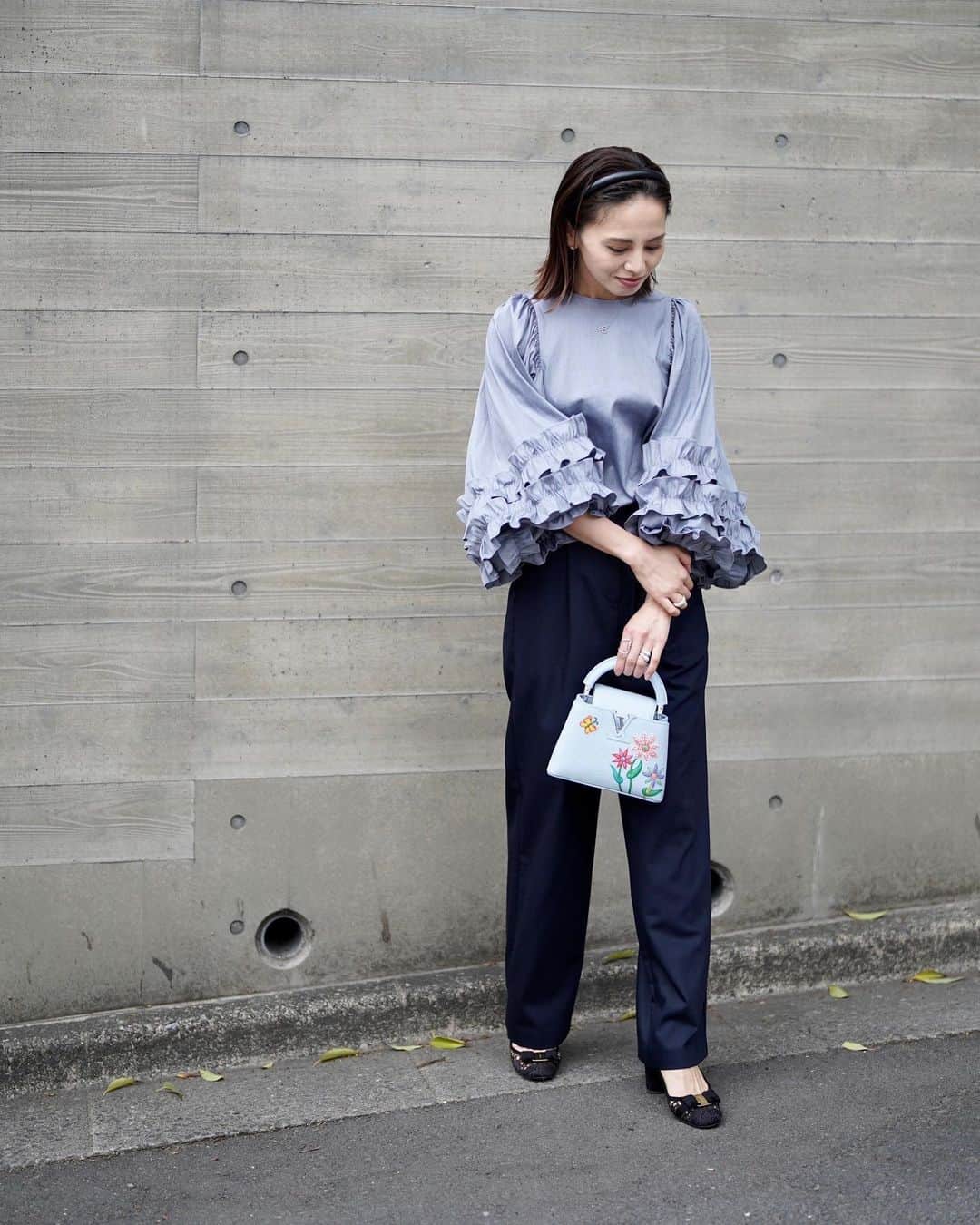 大橋菜央のインスタグラム：「Outfit of the day🪞 . . . 一つ前のpostのコーデ🌸 . オンオフ問わず活躍する服が多くて 以前からお世話になっている @acdre_official  ご縁あって半年間アンバサダーをさせて頂くことになったので 珍しく自分登場🤣 . wide tuck slack pantsは 旅でも平気なほどシワになりにくく ワイドだけど綺麗なシルエット✨ そして後ゴムという楽ちんが嬉しい🤫 . コーデ投稿の需要は不明ですがw ちょこちょことご紹介していきます🪞 . . . hairband @chapeaud_o  tops @_y_o_r_i_  pants @acdre_official  bag @louisvuitton  shoes @ferragamo  . . . #ootd #outfits  #naoliving_outfit #acdre」