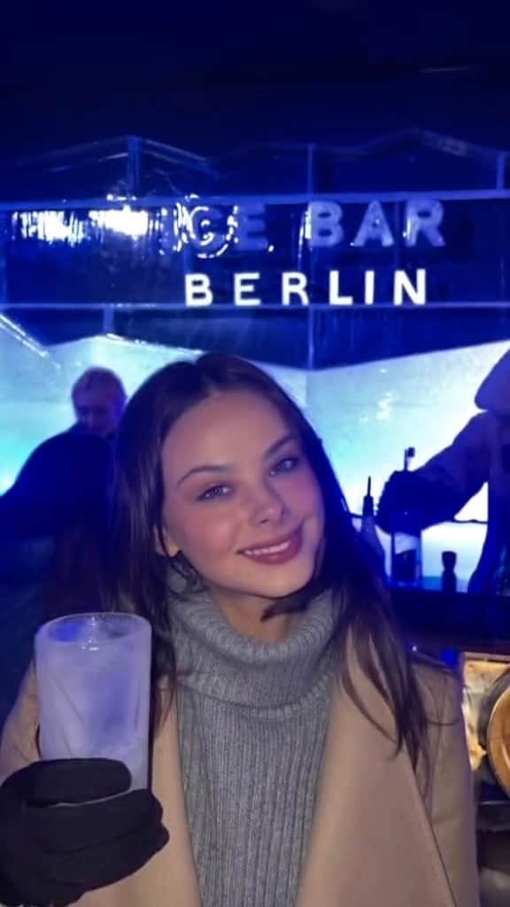メイカ・ウーラードのインスタグラム：「Cold out in Berlin ☃️☃️」